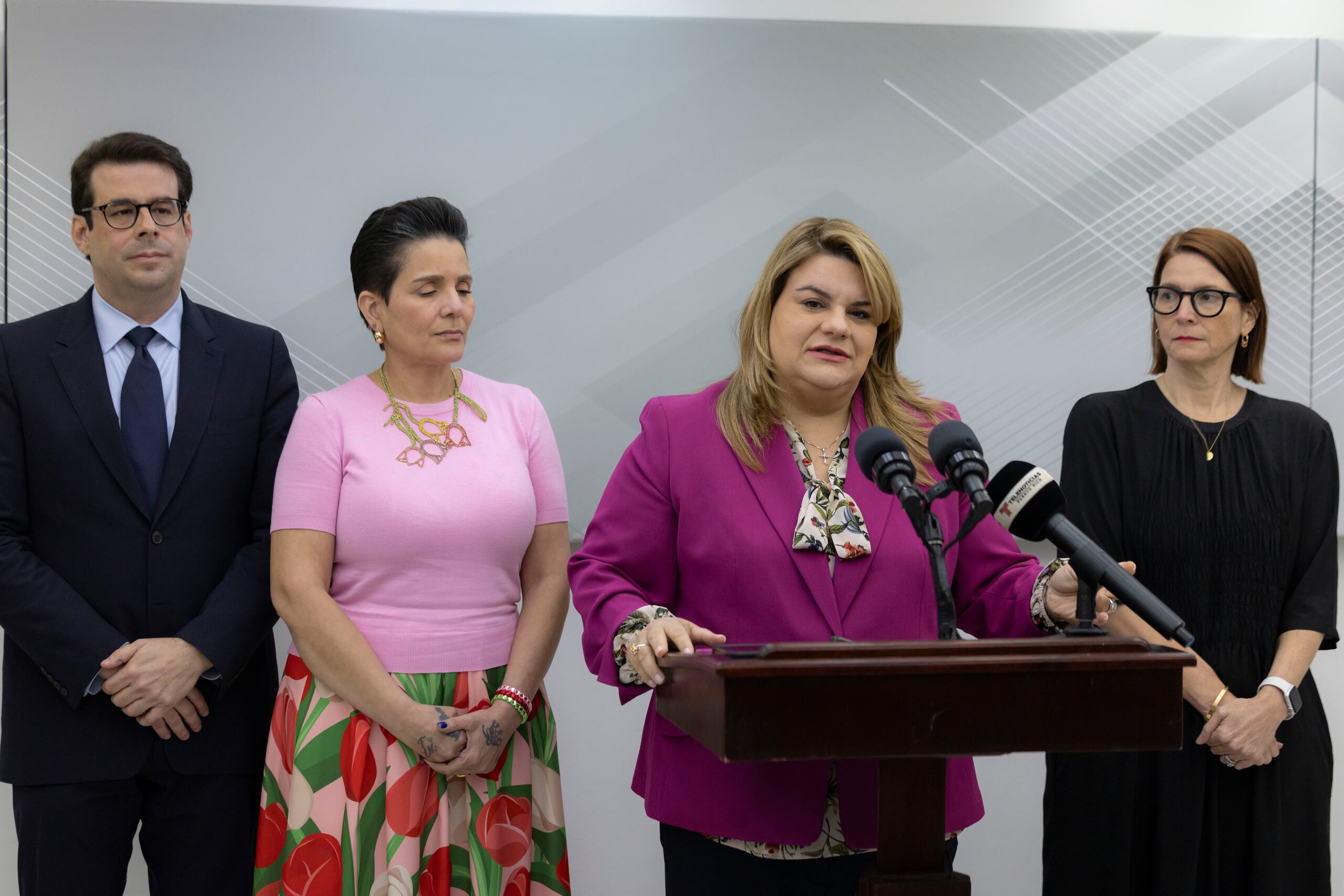La Gobernadora Jenniffer González se reunió en La Fortaleza con representantes de las autoridades federales para discutir el tema de las redadas contra los inmigrantes.