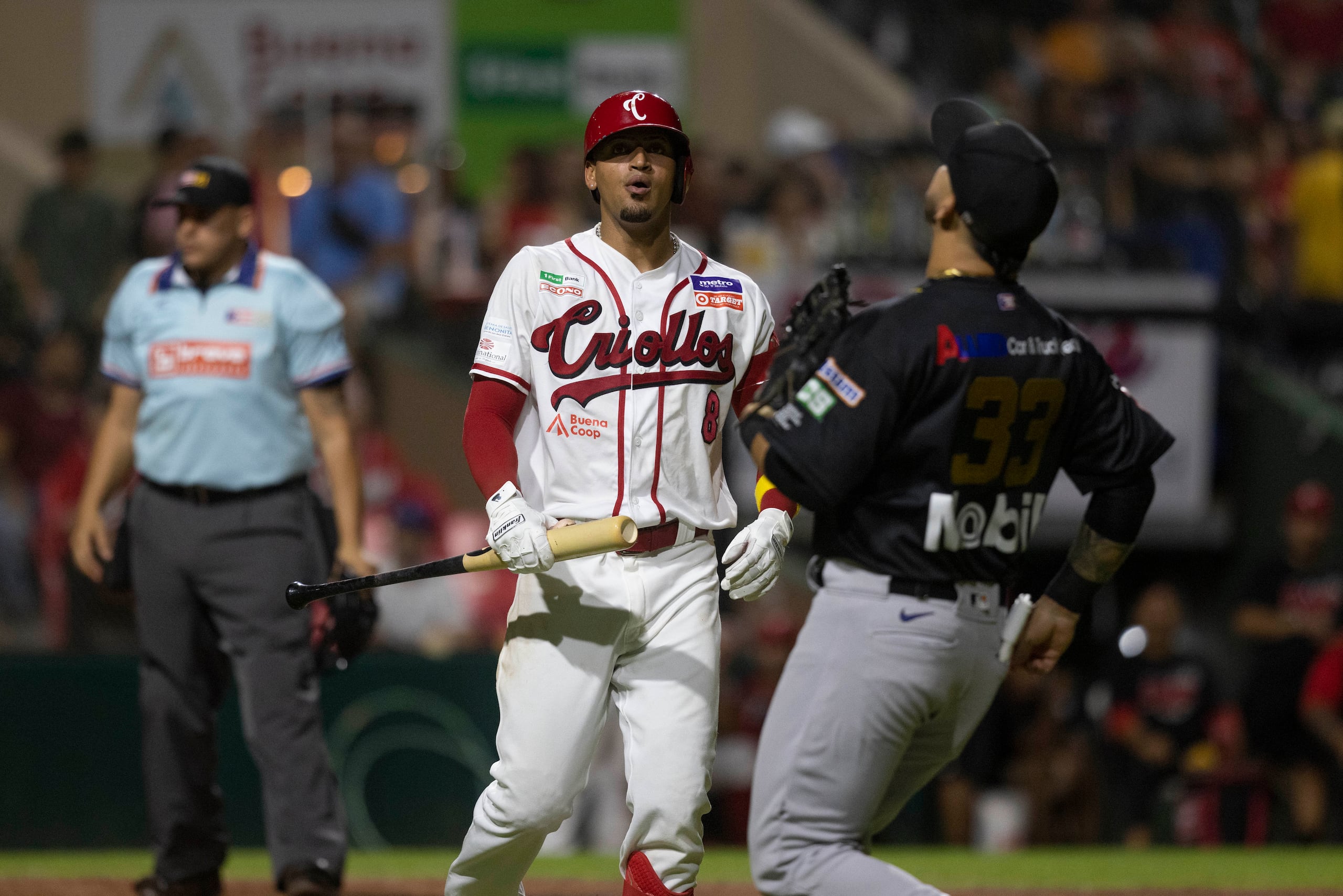 El también campocorto de los Criollos de Caguas, Luis Vázquez, durante el segundo juego de la semifinal A de la pelota invernal contra los Cangrejeros de Santurce.