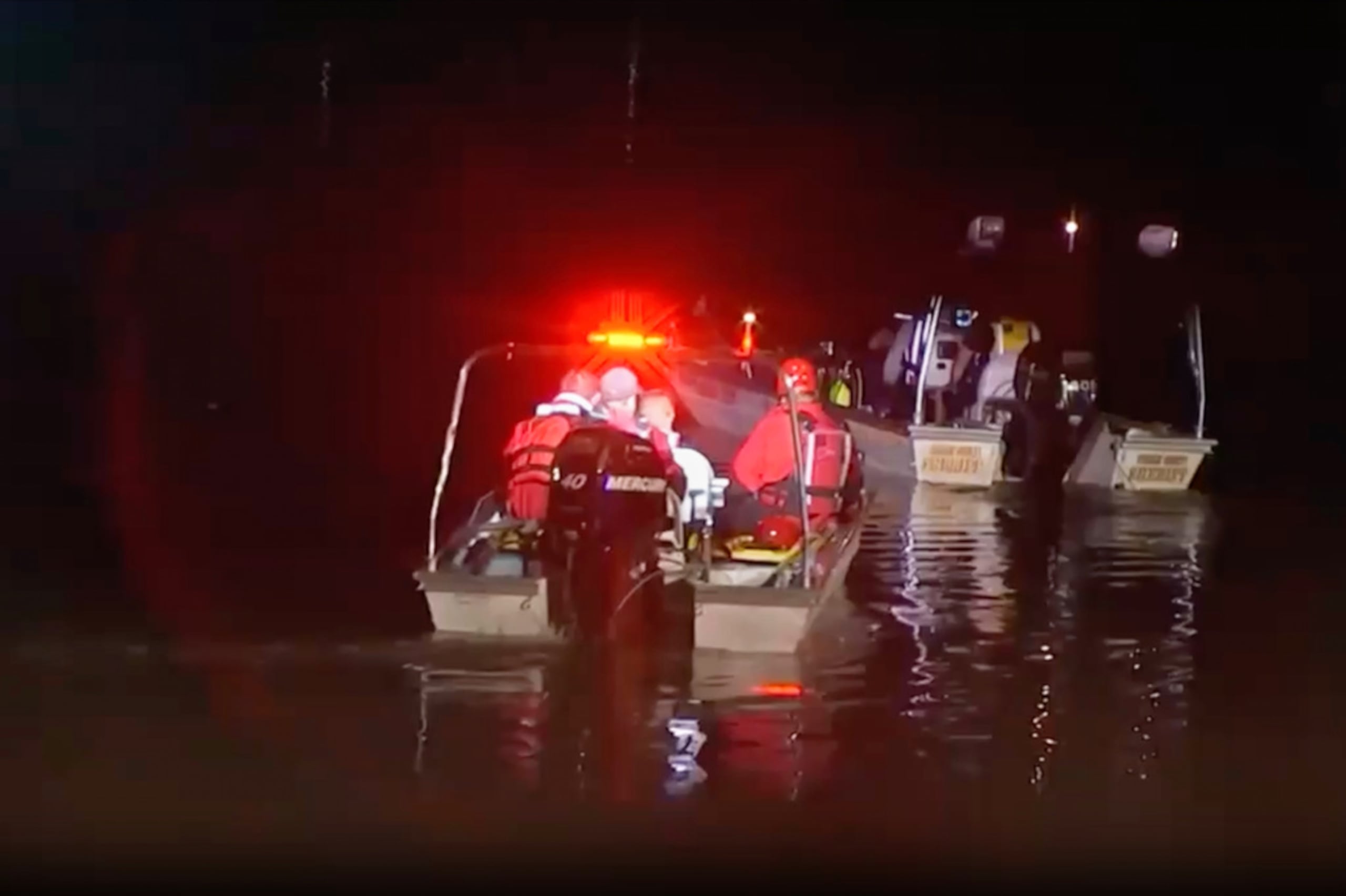 En esta imagen tomada de un video de WABC-TV, equipos de emergencia buscan a niños desaparecidos en el río Passaic, el miércoles 29 de julio de 2026, cerca de Passaic, Nueva Jersey.