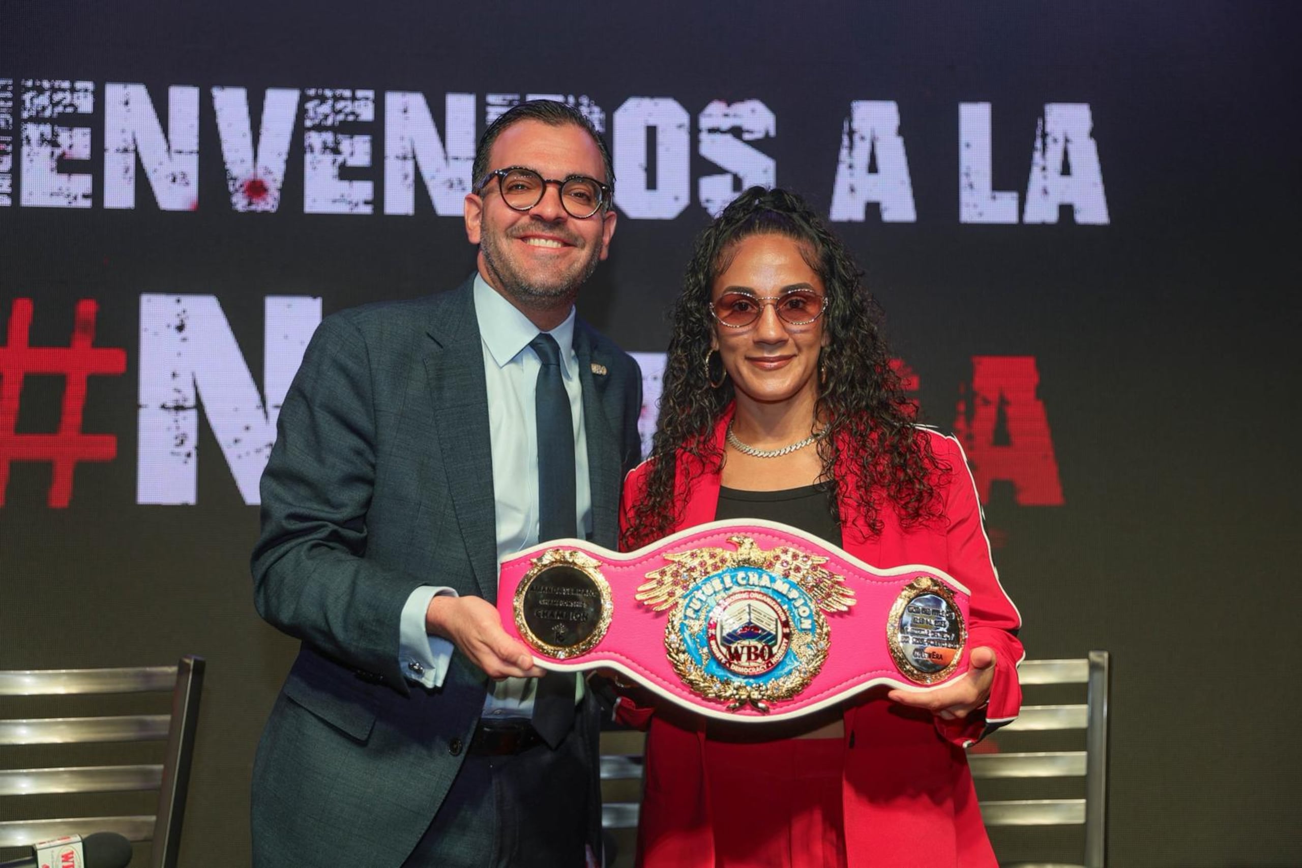 El presidente de la OMB, Gustavo Olivieri, y Amanda Serrano con el cinturón "Future Champion".