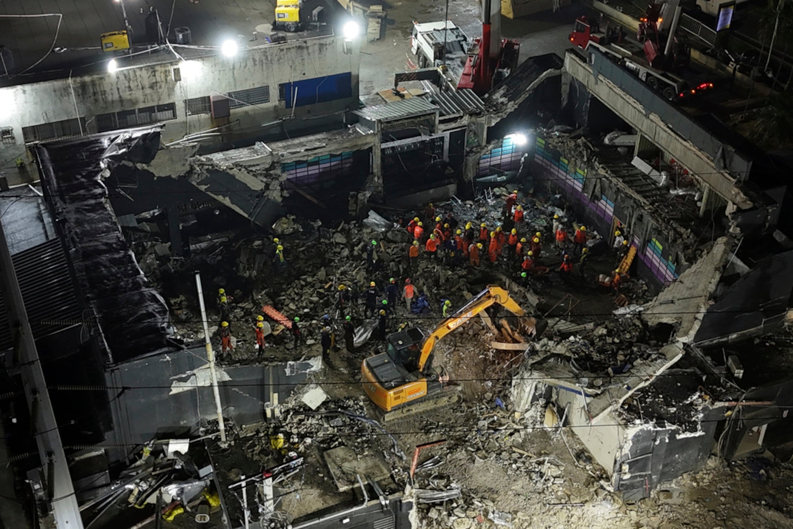 Según la Fiscalía dominicana, entre otras cosas, se eliminó una columna clave en la estructura, afectando significativamente la estabilidad del techo, sin ninguna evaluación profesional o permiso que respaldara dicha modificación.