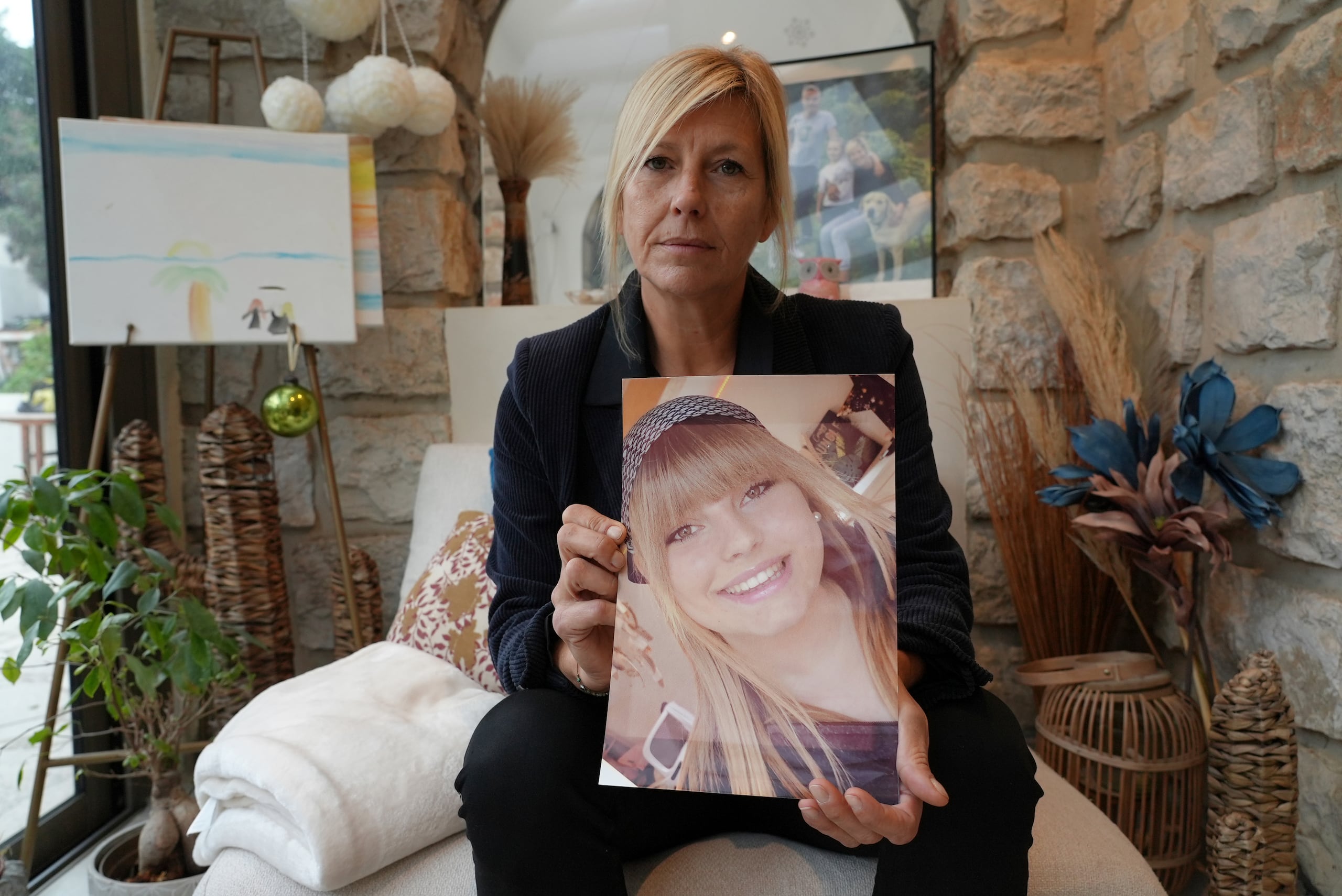 Stephanie Mistre, de 51 años, sostiene una foto de su hija, Marie Le Tiec, una adolescente que murió por suicidio en 2021, el 10 de diciembre de 2024, en Cassis, en el sur de Francia. (AP Foto/Tom Nouvian)