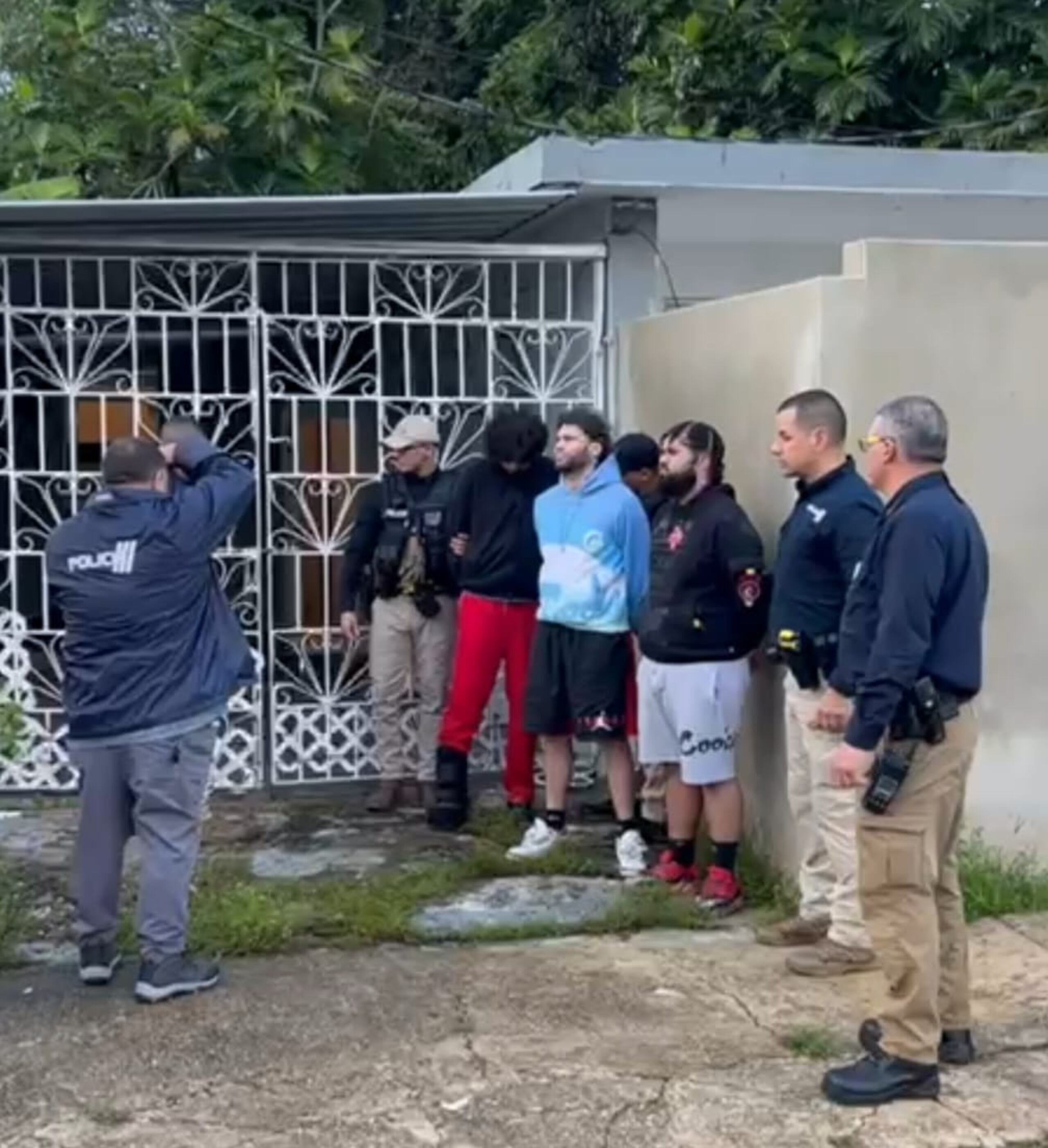 Agentes de la División de Vehículos Hurtados de Bayamón allanaron una residencia de la calle Laurel del barrio Buena Vista en Carolina, donde se arrestaron a tres fugitivos federales, miembros de la organización denominada “Gansters Paradise”.