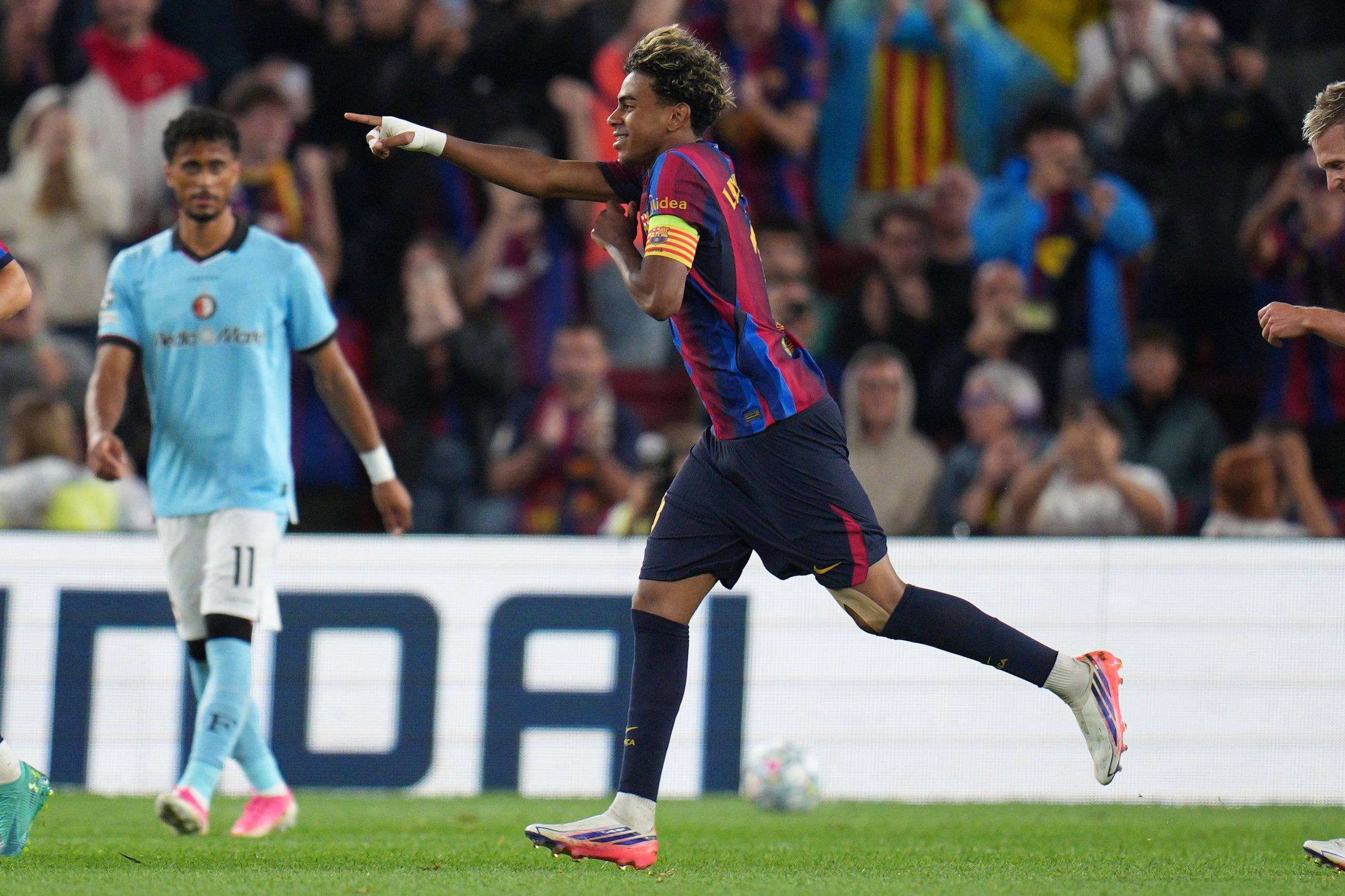 El delantero del Barcelona, Lamine Yamal, celebra tras anotar el cuarto gol de su equipo durante el partido de la fase inicial de la Liga de Campeones de la UEFA entre el Barcelona y el Feyenoord en Barcelona, España, el miércoles 9 de septiembre de 2026. (Foto AP/Emilio Morenatti)