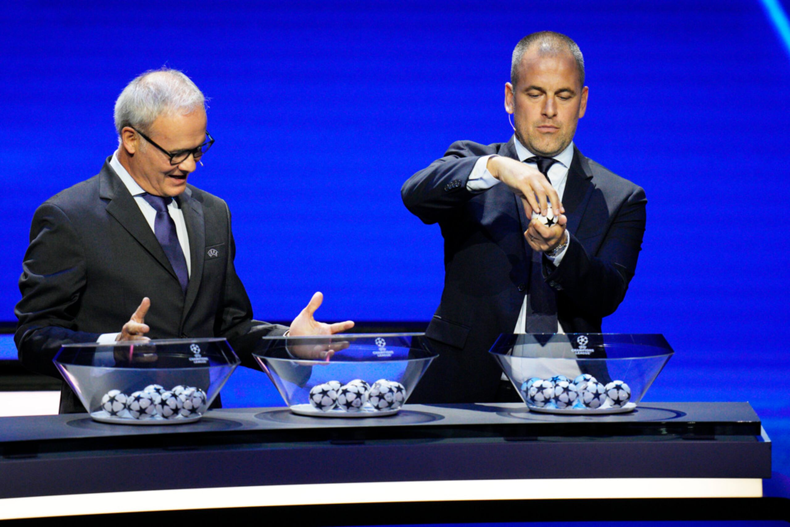 Joe Cole (derecha) y Claudio Ranieri participaron en el sorteo para definir los grupos de la Champions.