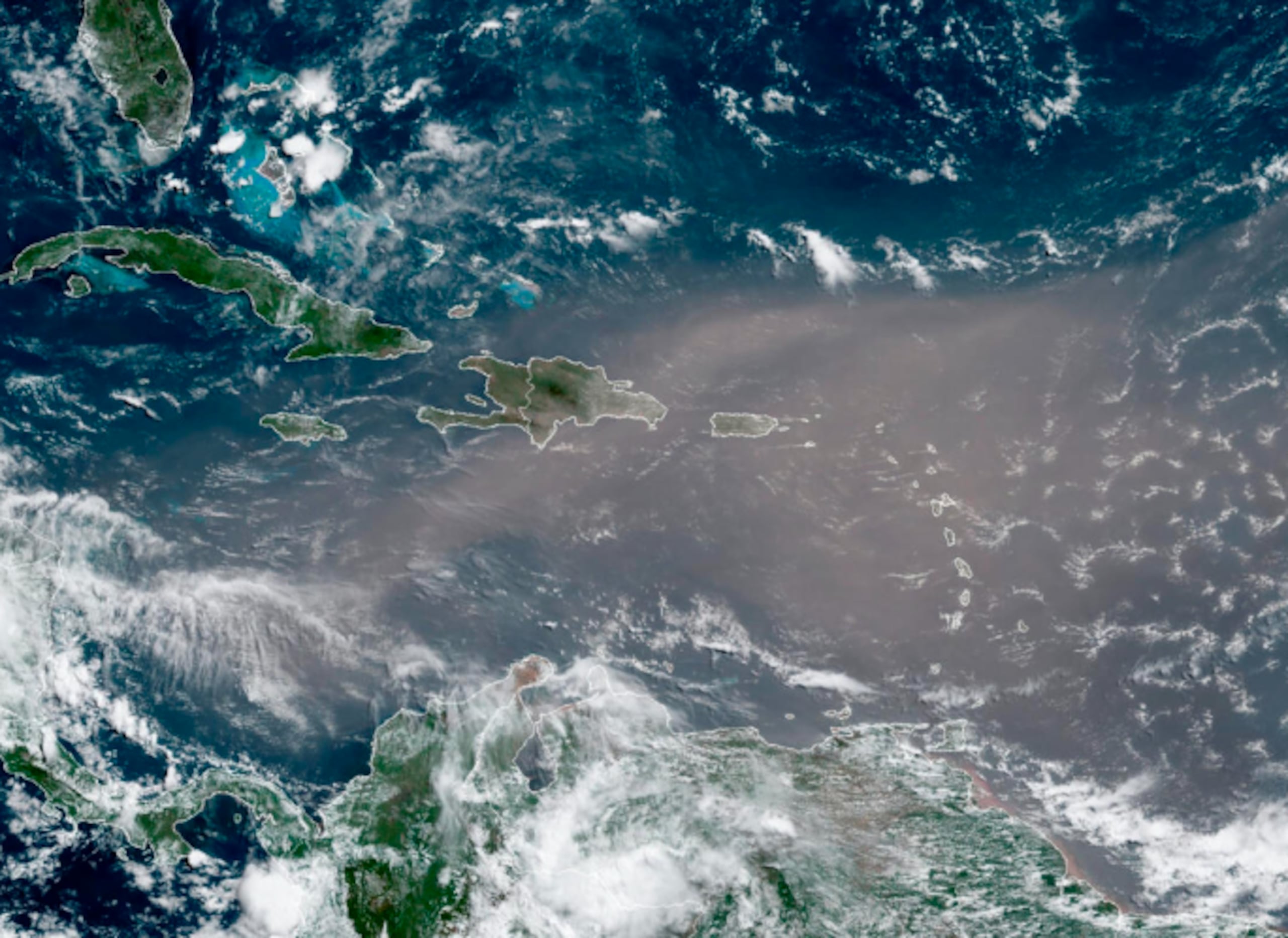 Los cielos brumosos desataron estornudos, tos y ojos llorosos en todo el Caribe. (Archivo / NOAA)