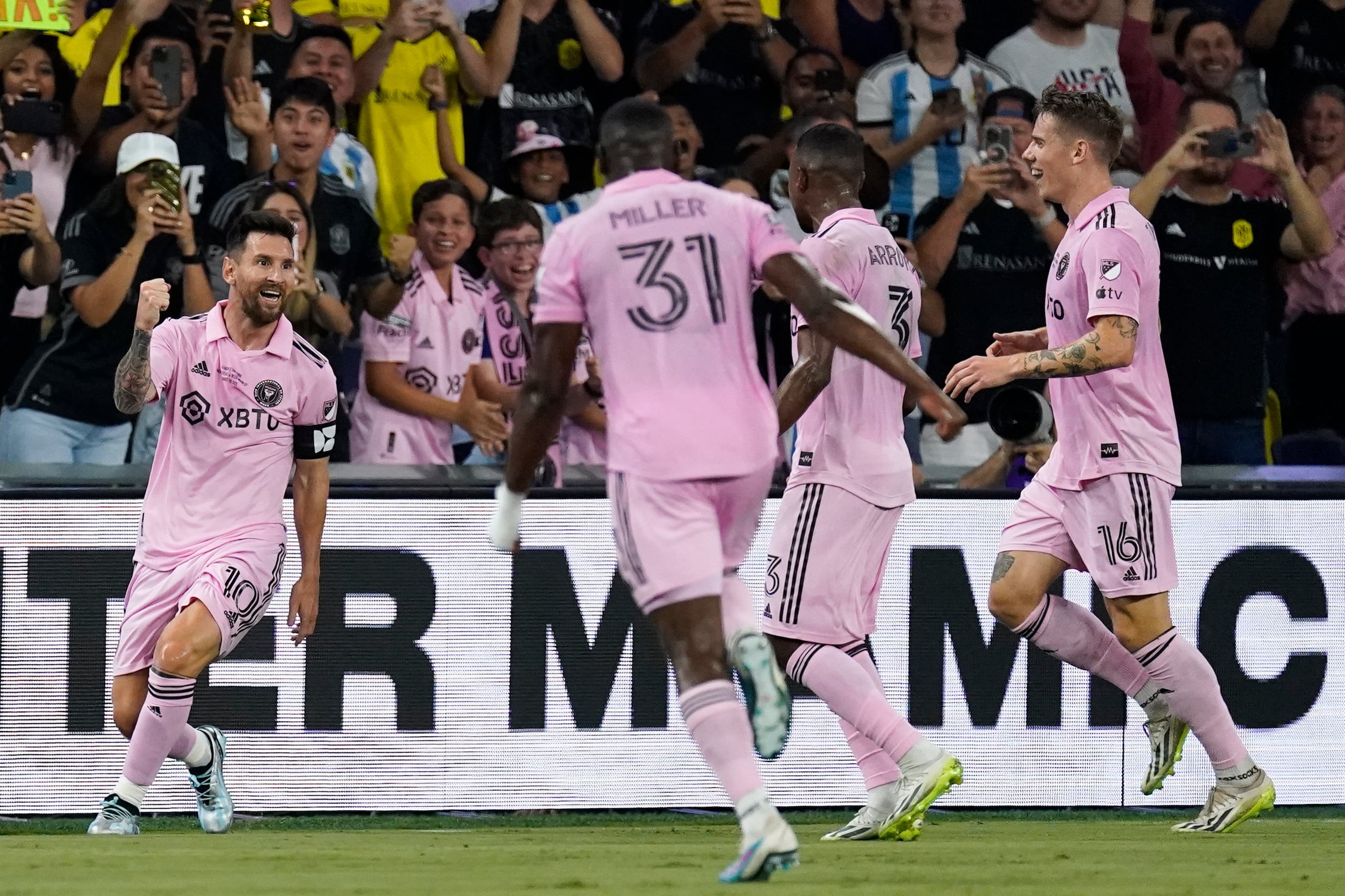 El argentino Lionel Messi (izquierda), del Inter Miami, festeja su gol ante Nashville en la final de la Leagues Cup.