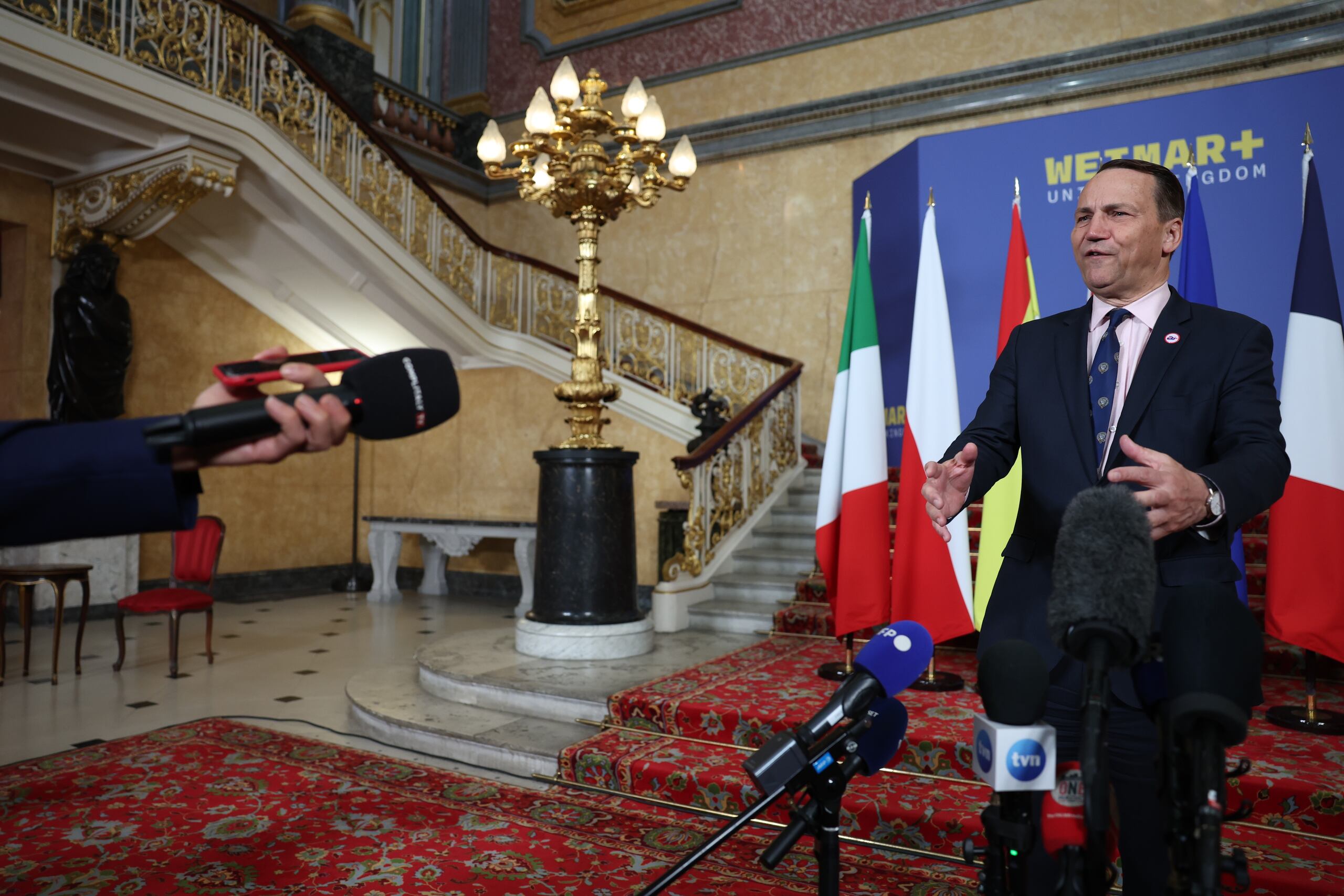 El ministro de Asuntos Exteriores polaco, Radoslaw Sikorski, habla con los medios de comunicación antes de la reunión sobre Ucrania en Lancaster House en Londres, el 12 de mayo de 2025. EFE/EPA/NEIL HALL/POOL