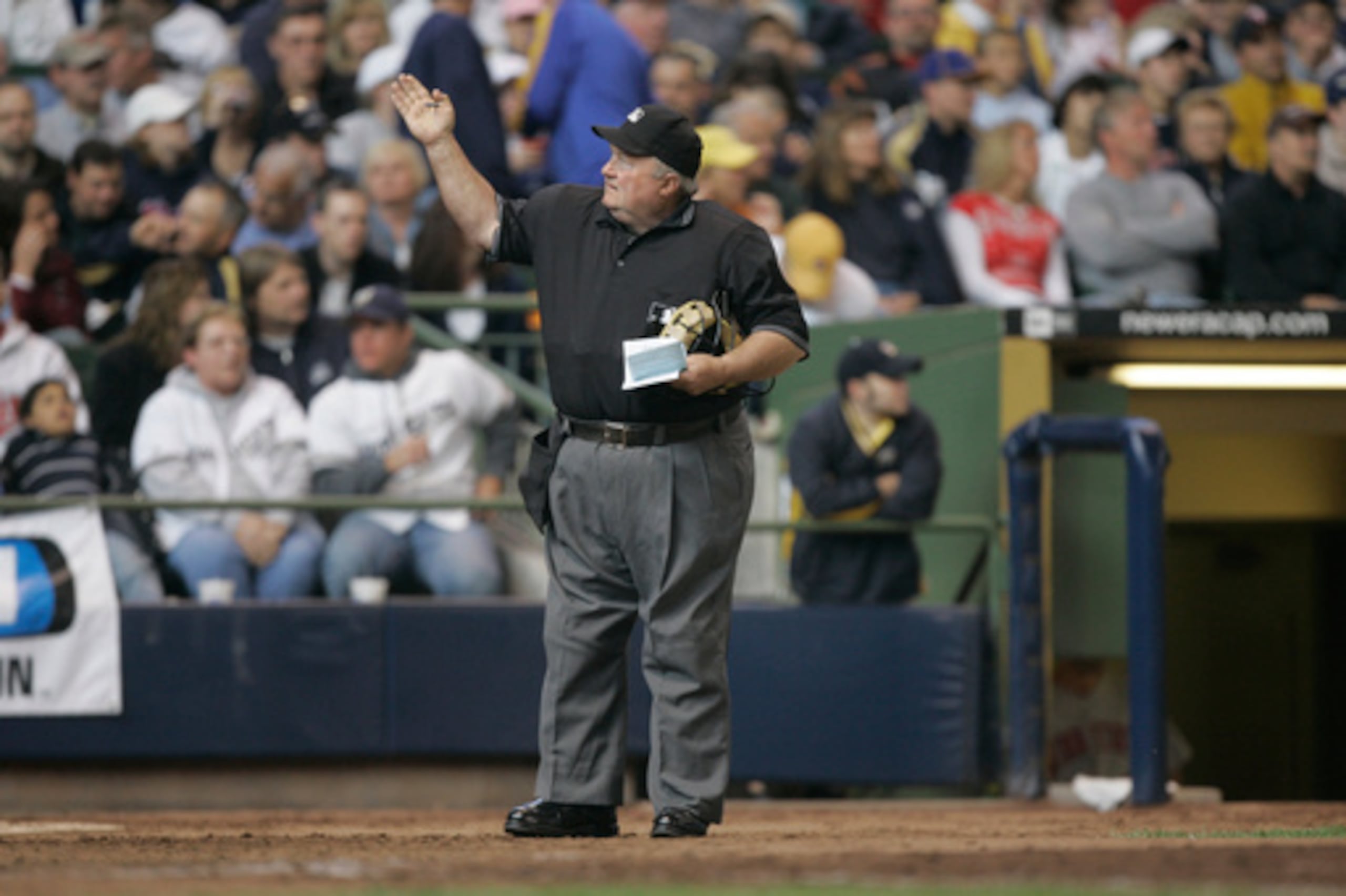 ARCHIVO - El árbitro de home Bruce Froemming hace una señal al anotador oficial durante la quinta entrada de un partido de béisbol el 20 de mayo de 2007, en Milwaukee. (AP Photo/Morry Gash, Archivo)