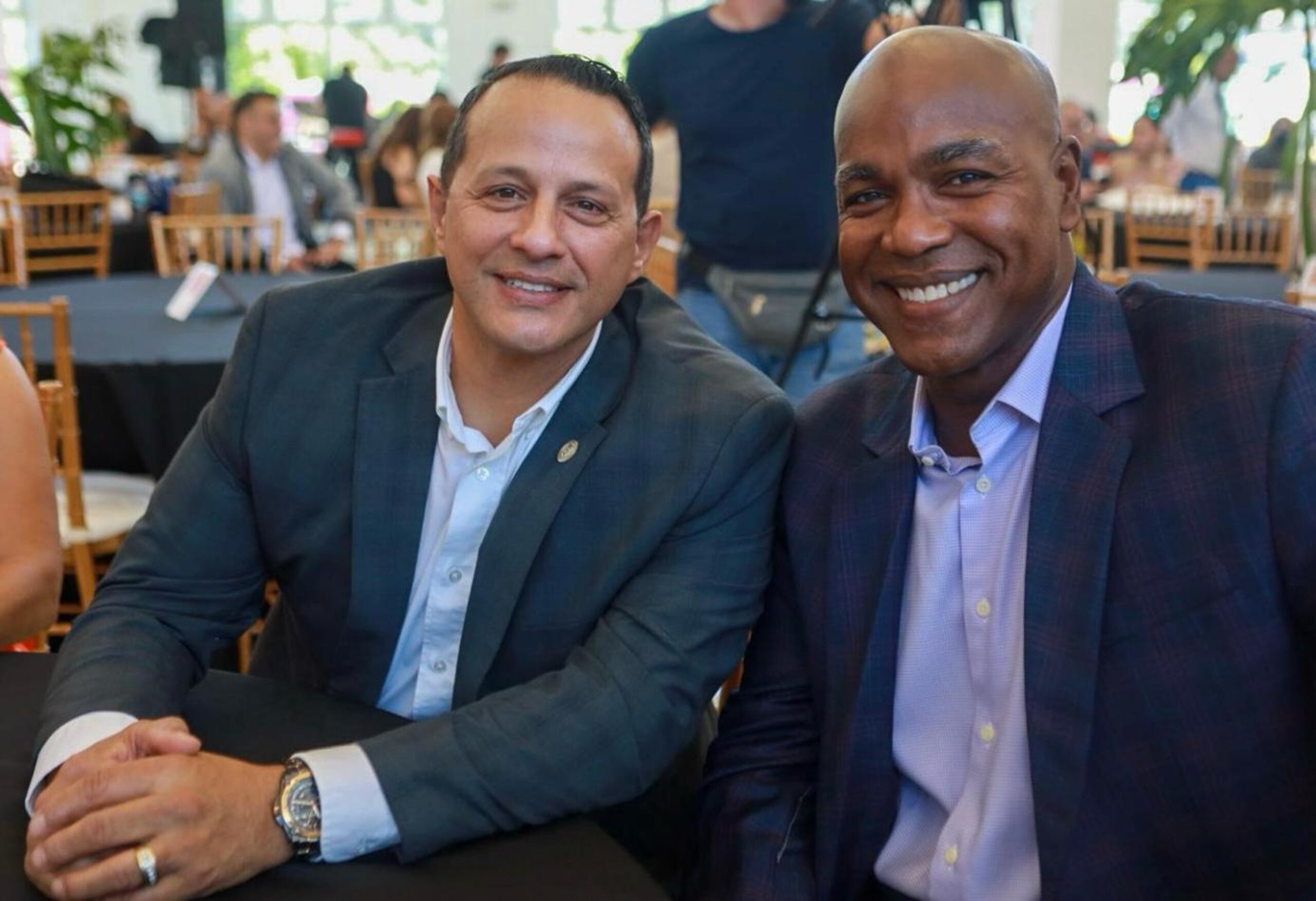 El alcalde de Aguadilla, Julio Roldán Concepción, aparece aquí junto al expelotero Carlos Delgado.