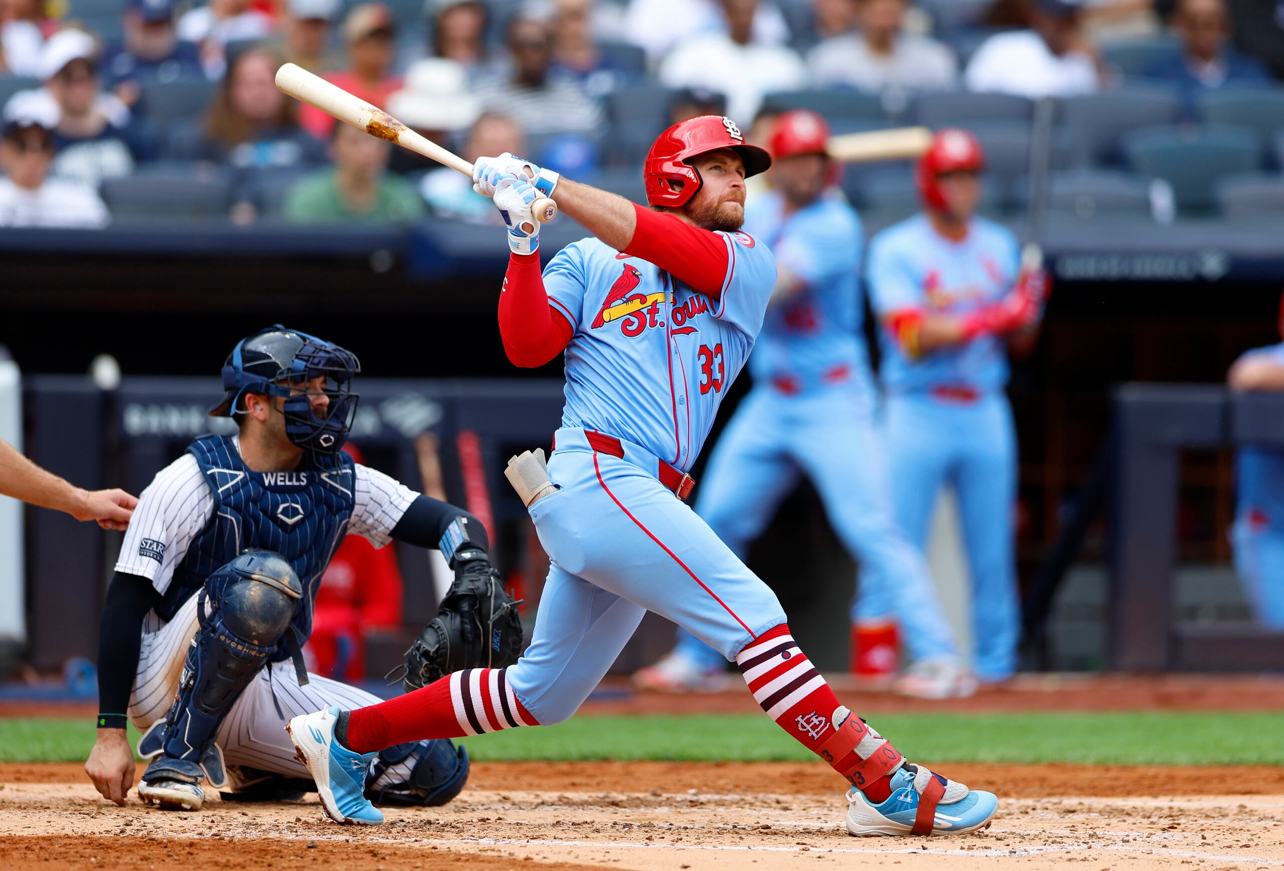 Brendan Donovan, de los Cardinals de San Luis, observa su jonrón de tres carreras en la tercera entrada ante los Yankees de Nueva York.