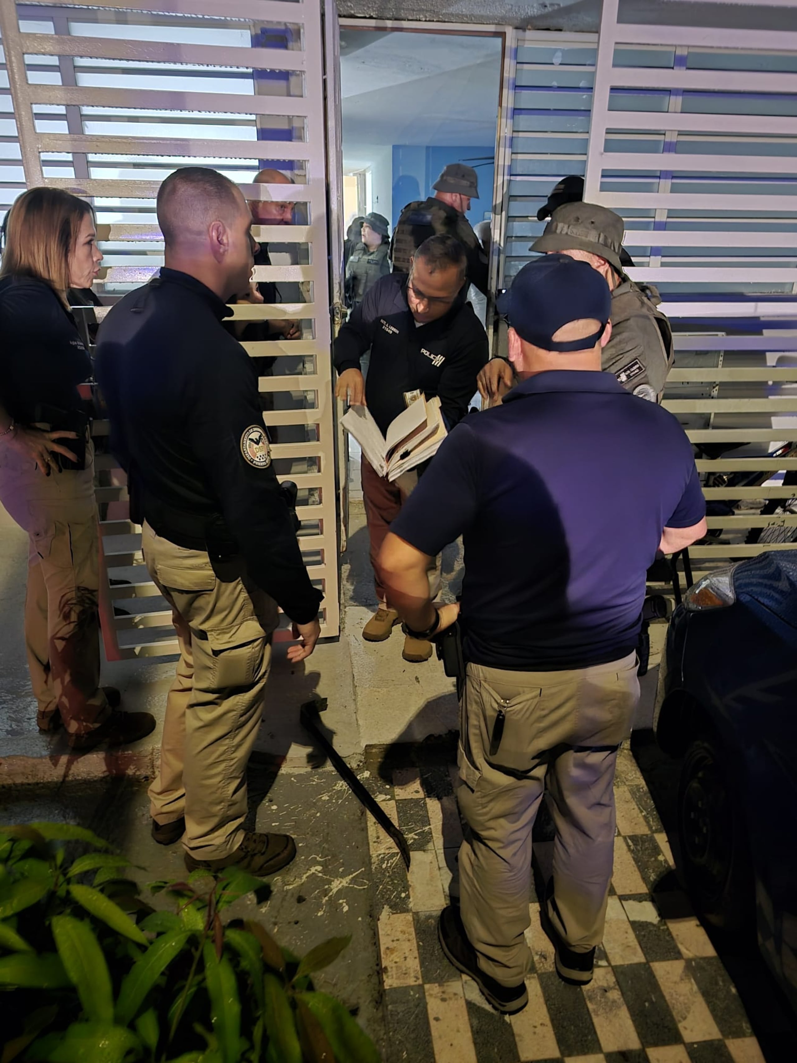 División de Investigaciones de Robo y Fraude a Instituciones Bancarias, Financieras y Cooperativas, durante un allanamiento en busca de evidencia de un caso de robo de identidad.