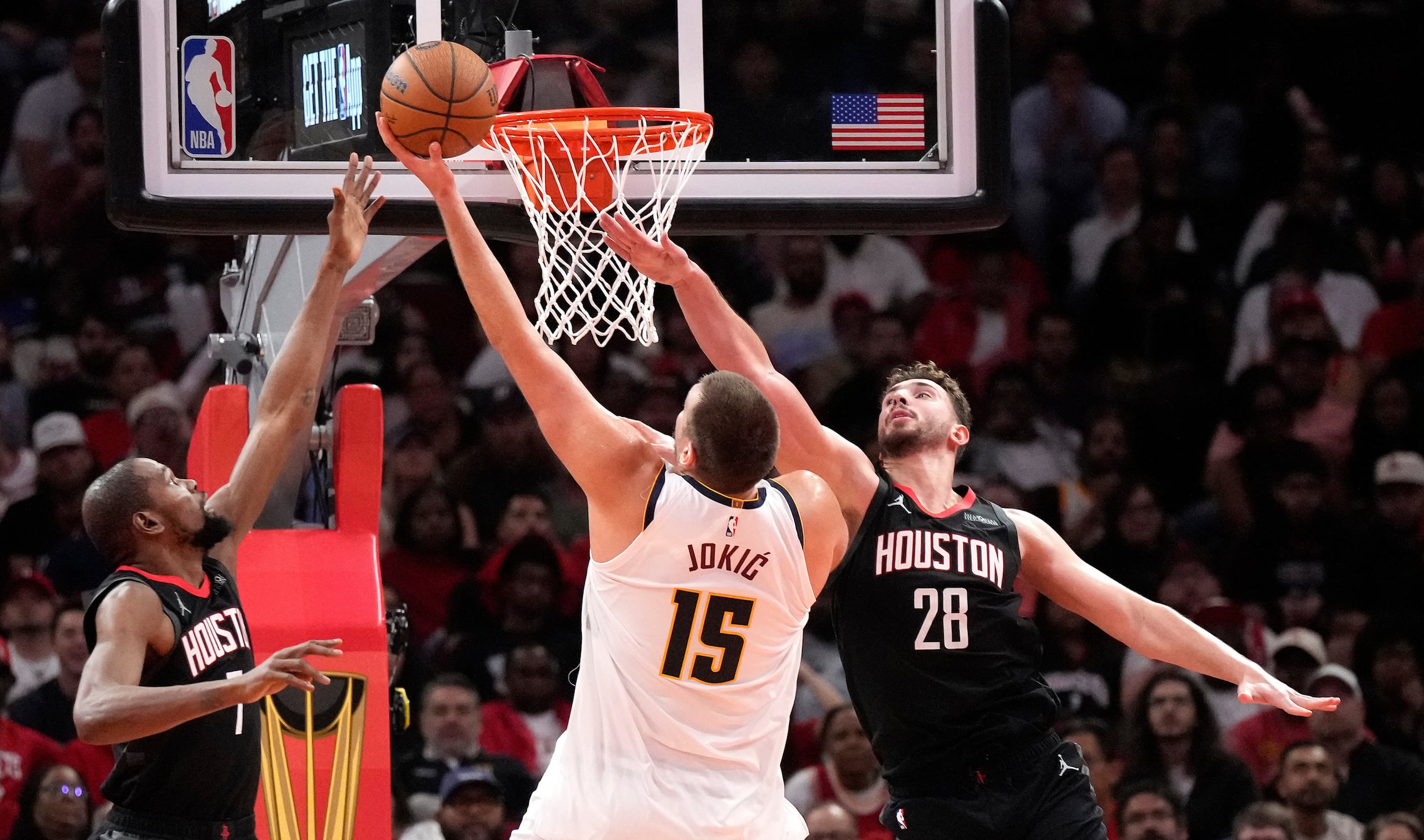 El serbio Nikola Jokic, de los Nuggets de Denver, trata de encestar frente a Kevin Durant y Alperen Sengun (28), de los Rockets de Houston, el viernes 21 de noviembre de 2025 (AP Foto/Karen Warren)