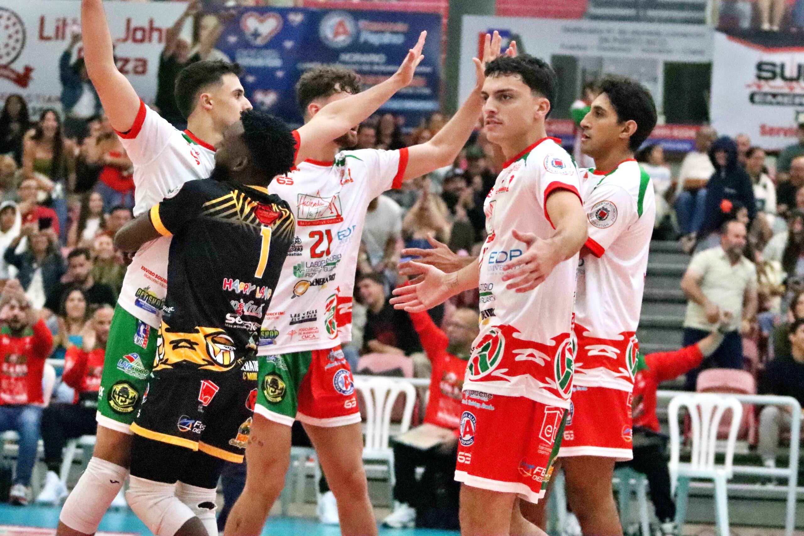 Los Caribes celebran un determinante punto del partido del jueves.