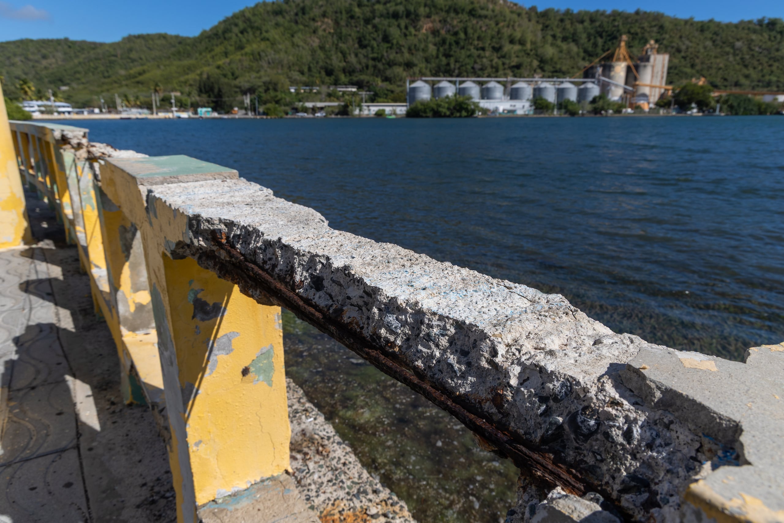Además del paso del tiempo, el malecón de Guánica se vio seriamente afectado por los terremotos del 2020.
