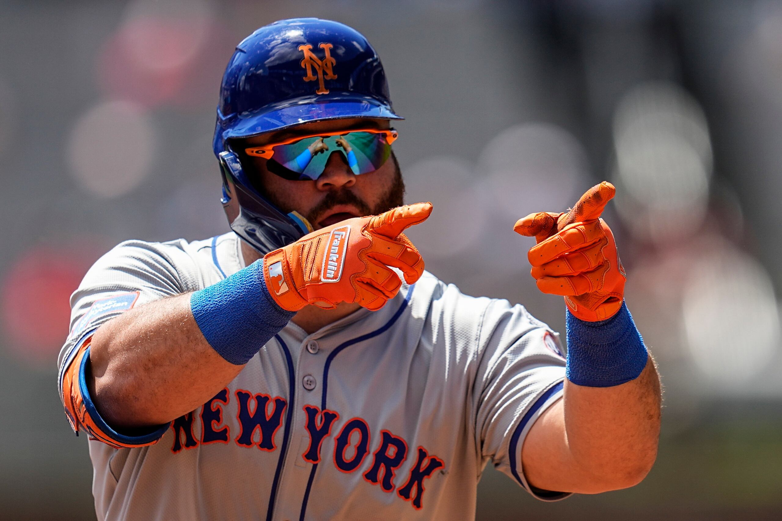 DJ Stewart (29) de los Mets de Nueva York celebra tras batear un jonrón ante los Braves de Atlanta.