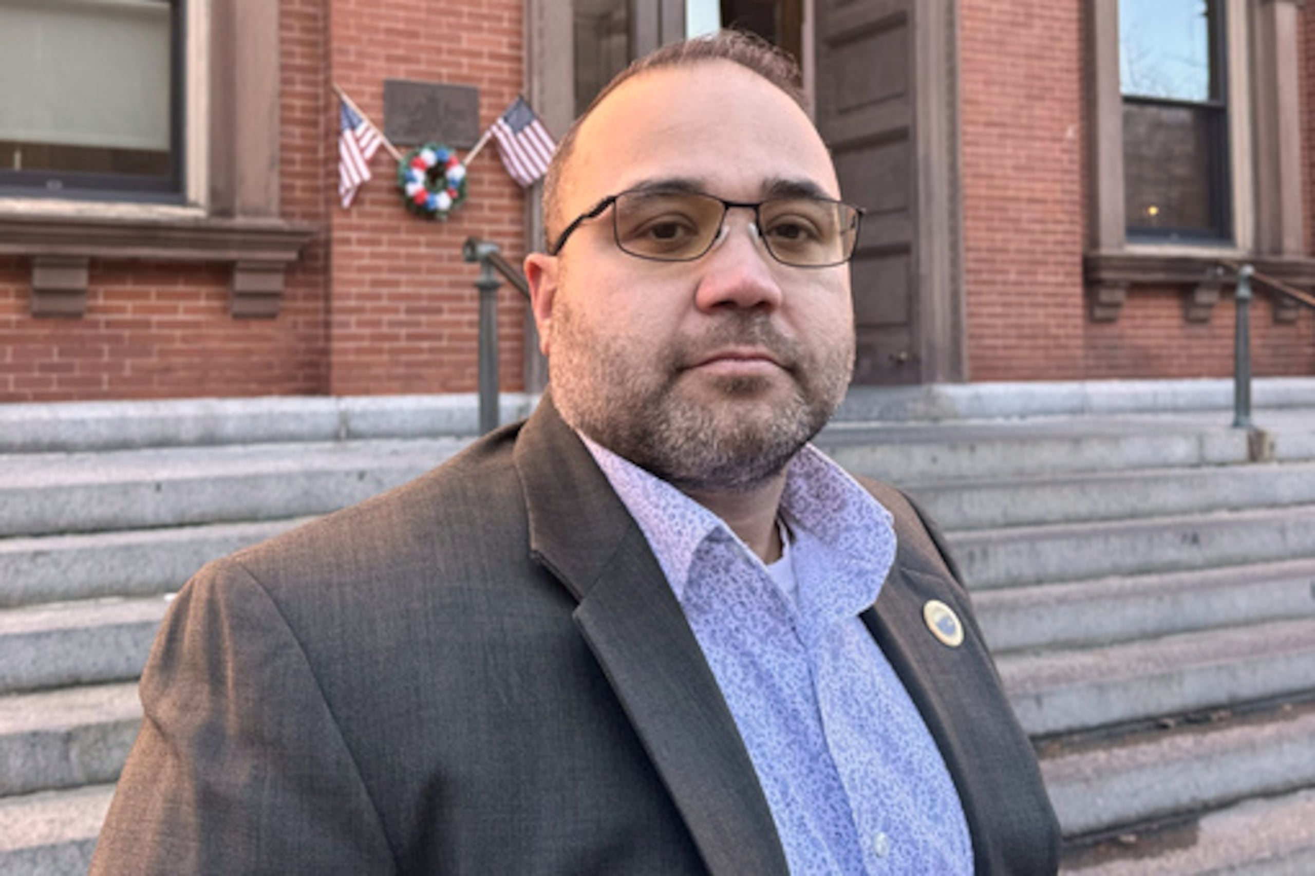 Shawn Oliver, concejal de New Bedford, posa frente al Ayuntamiento en 2015 en New Bedford, Massachusetts. (Jack Spillane/The New Bedford Light vía AP)