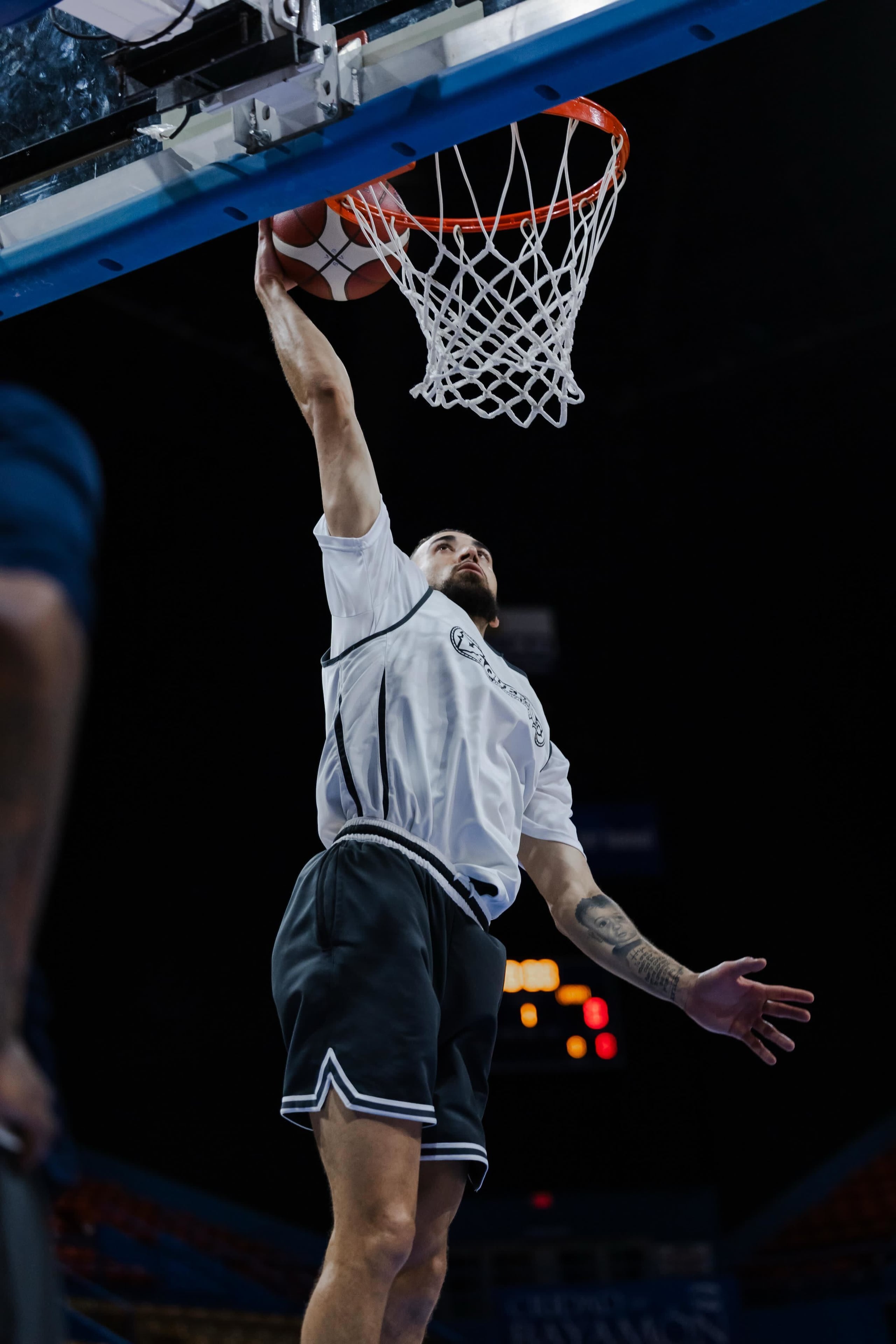 Chris Duarte donquea un balón durante una práctica de pretemporada de los Vaqueros de Bayamón.