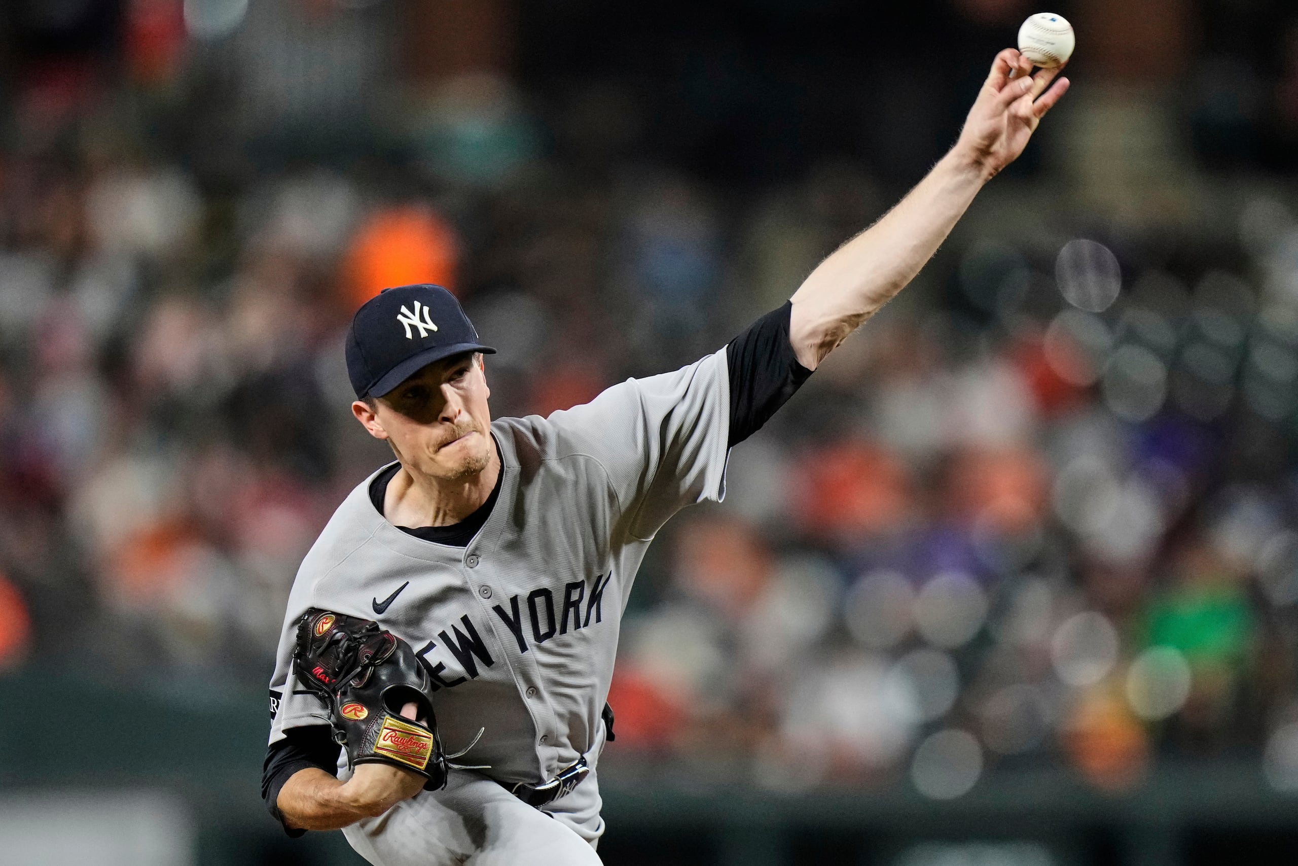 Max Fried, abridor de los Yankees de Nueva York, labora ante los Orioles de Baltimore.