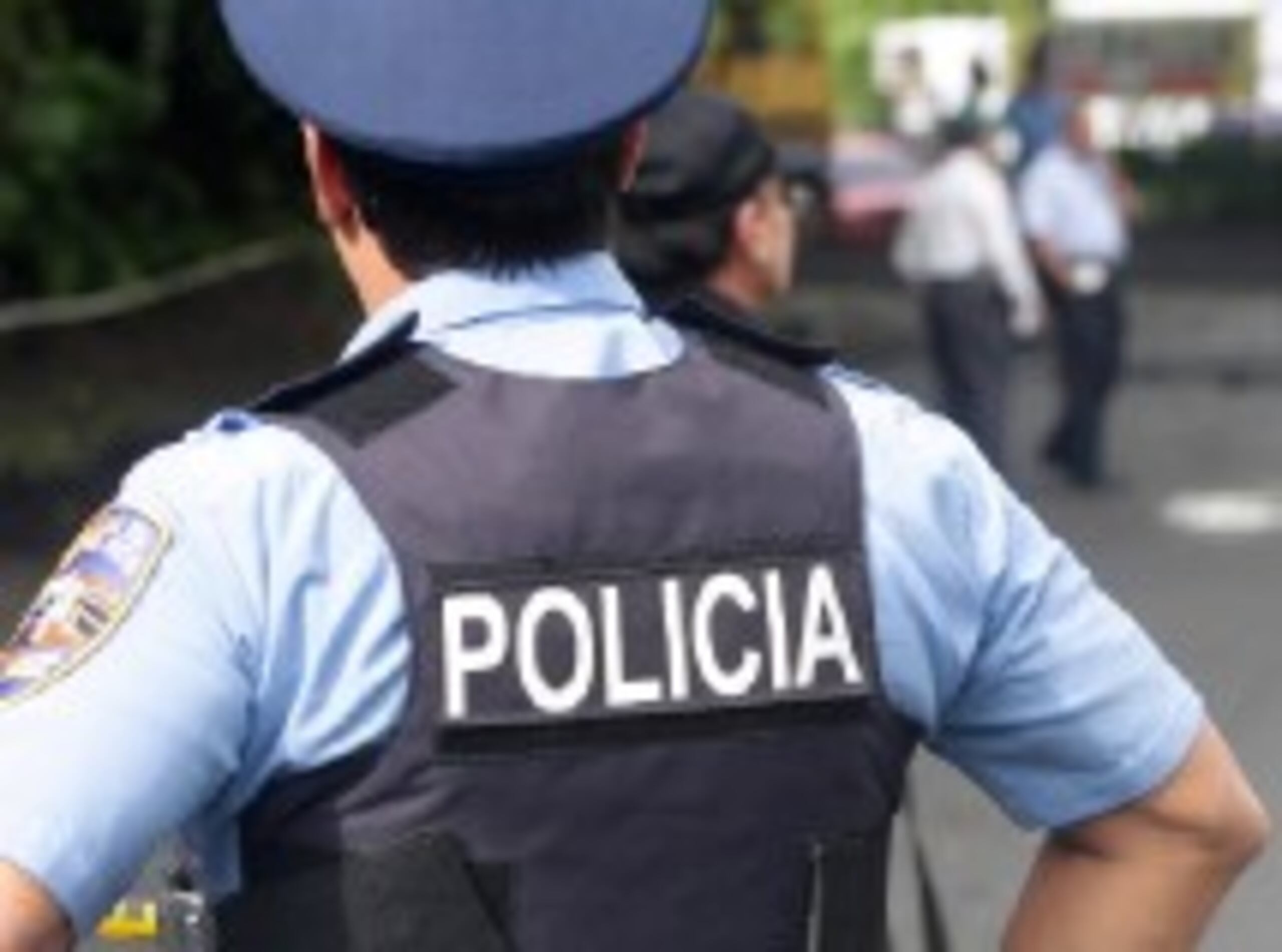 El agente Xavier Román, de la División de Patrulla de Carreteras de Arecibo, investiga el accidente. (Archivo)