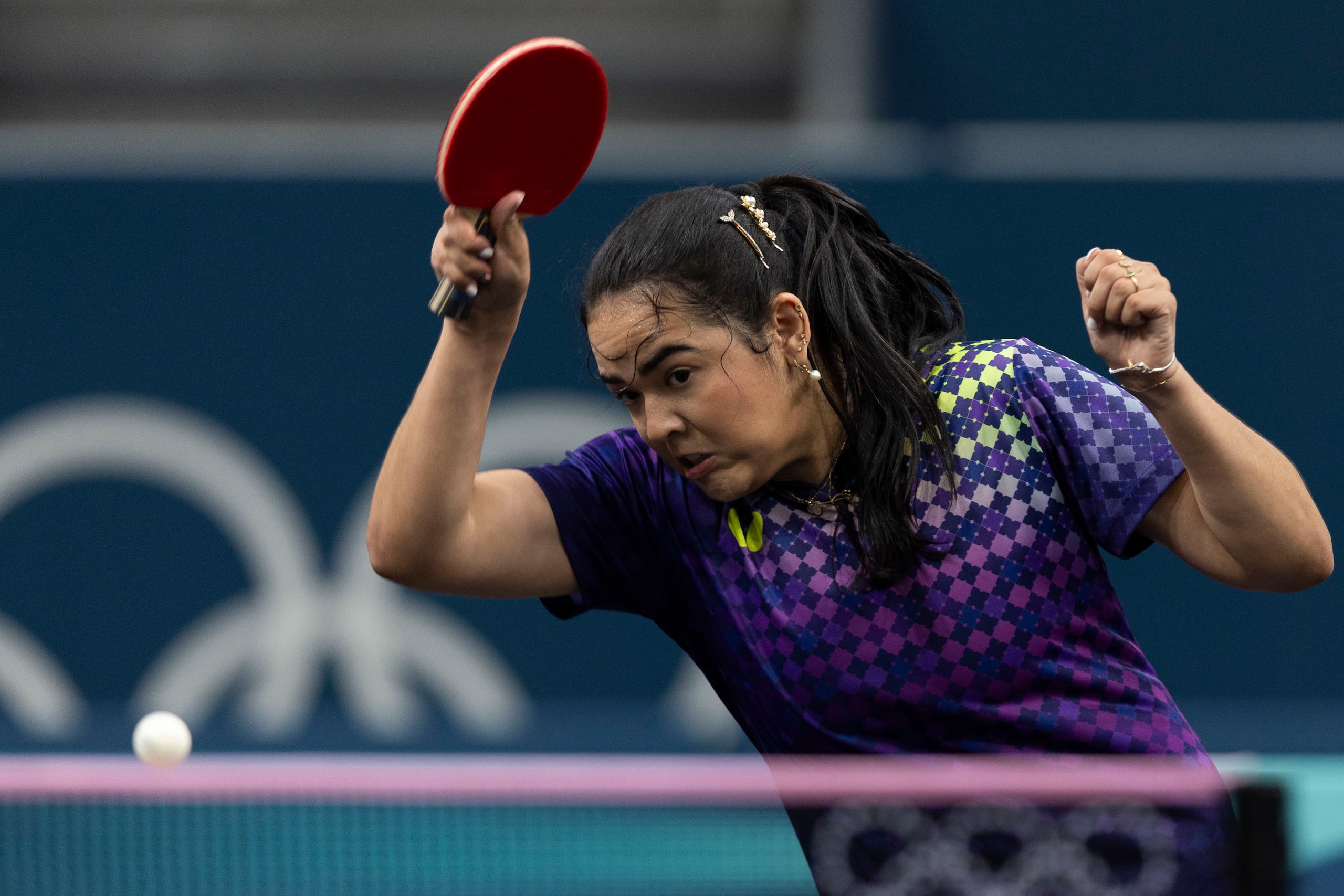Adriana Díaz viste durante los Juegos Olímpicos el uniforme de la marca Butterfly que está obligado a vestir por contrato de la marca y la Federación Puertorriqueña de Tenis de Mesa.