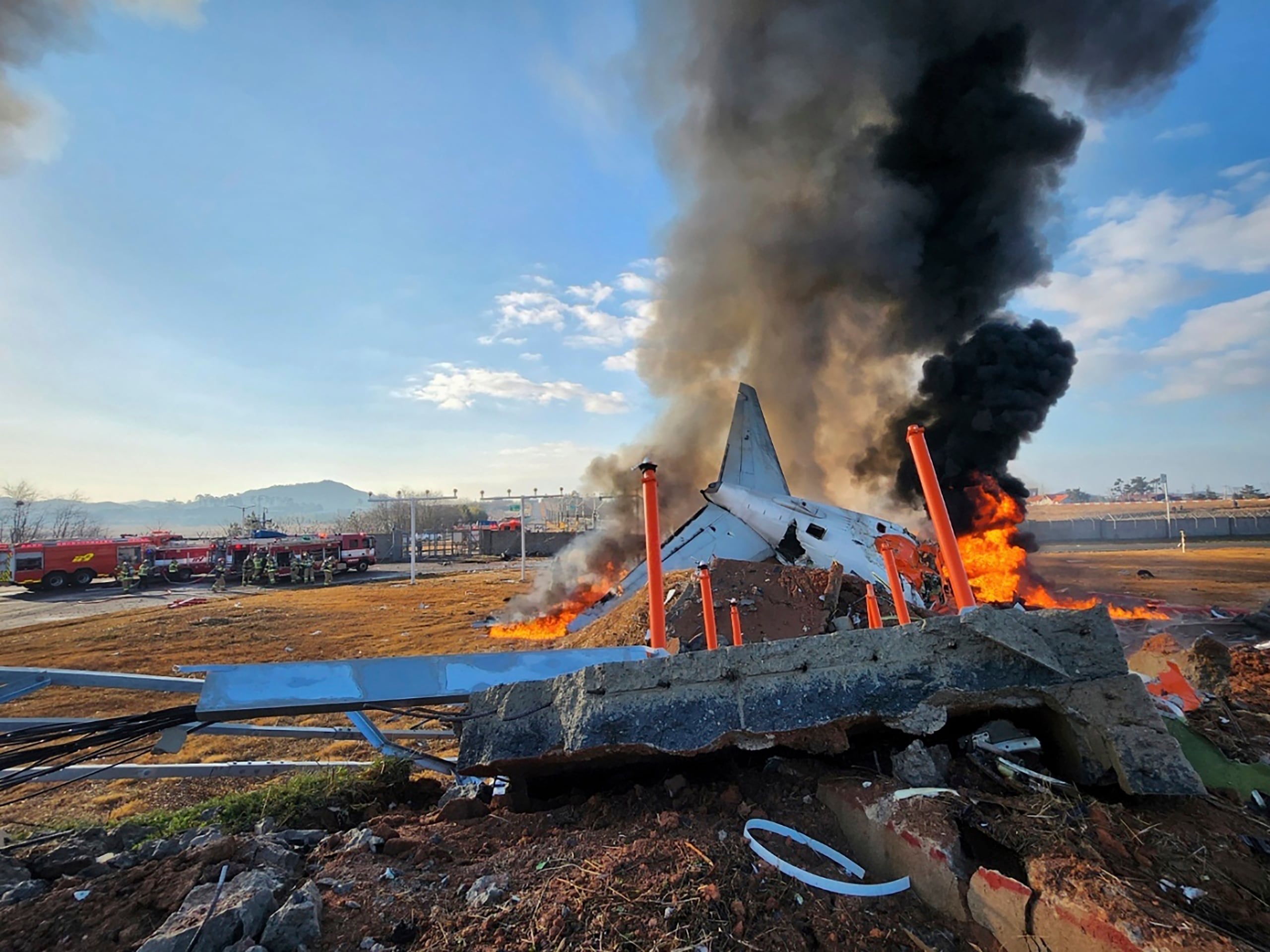 Unos videos del accidente transmitidos por la televisora YTN mostraban el momento en el que el avión de Jeju Air se sale de la pista de aterrizaje.