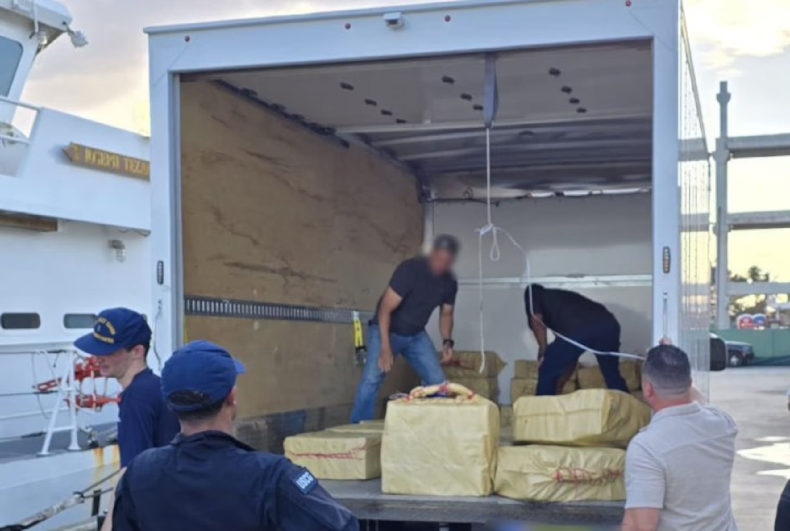 La Guardia Costera recuperó 29 fardos de la droga, que contenían un total de 2,083 libras.