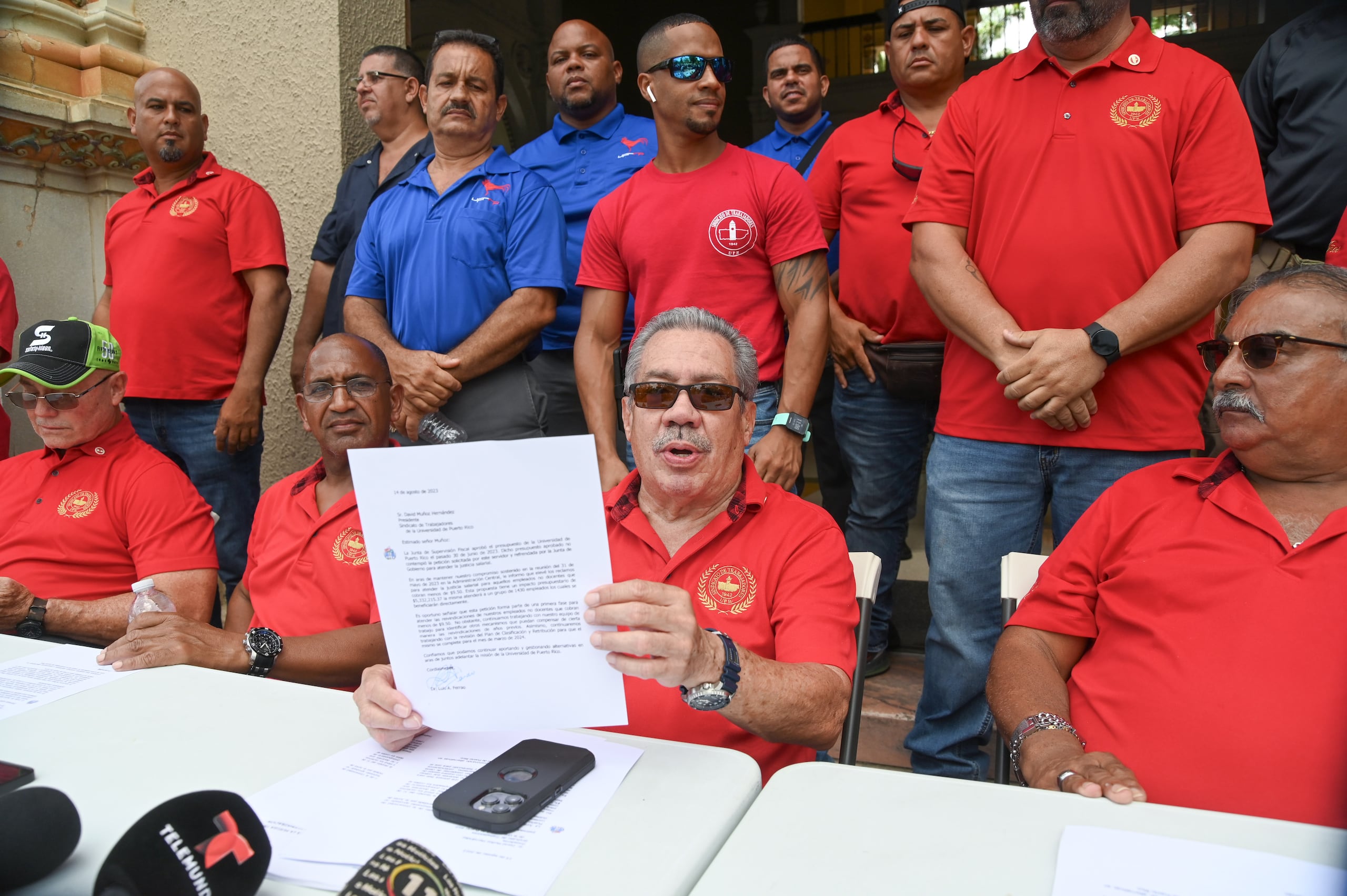 El Sindicato tiene una matrícula de casi mil trabajadores y una tercera parte de estos tienen más de 10 años de servicio en la UPR, pero devengan $1.25 por debajo del salario mínimo , que desde el 1ro de julio es de $9.50 la hora.