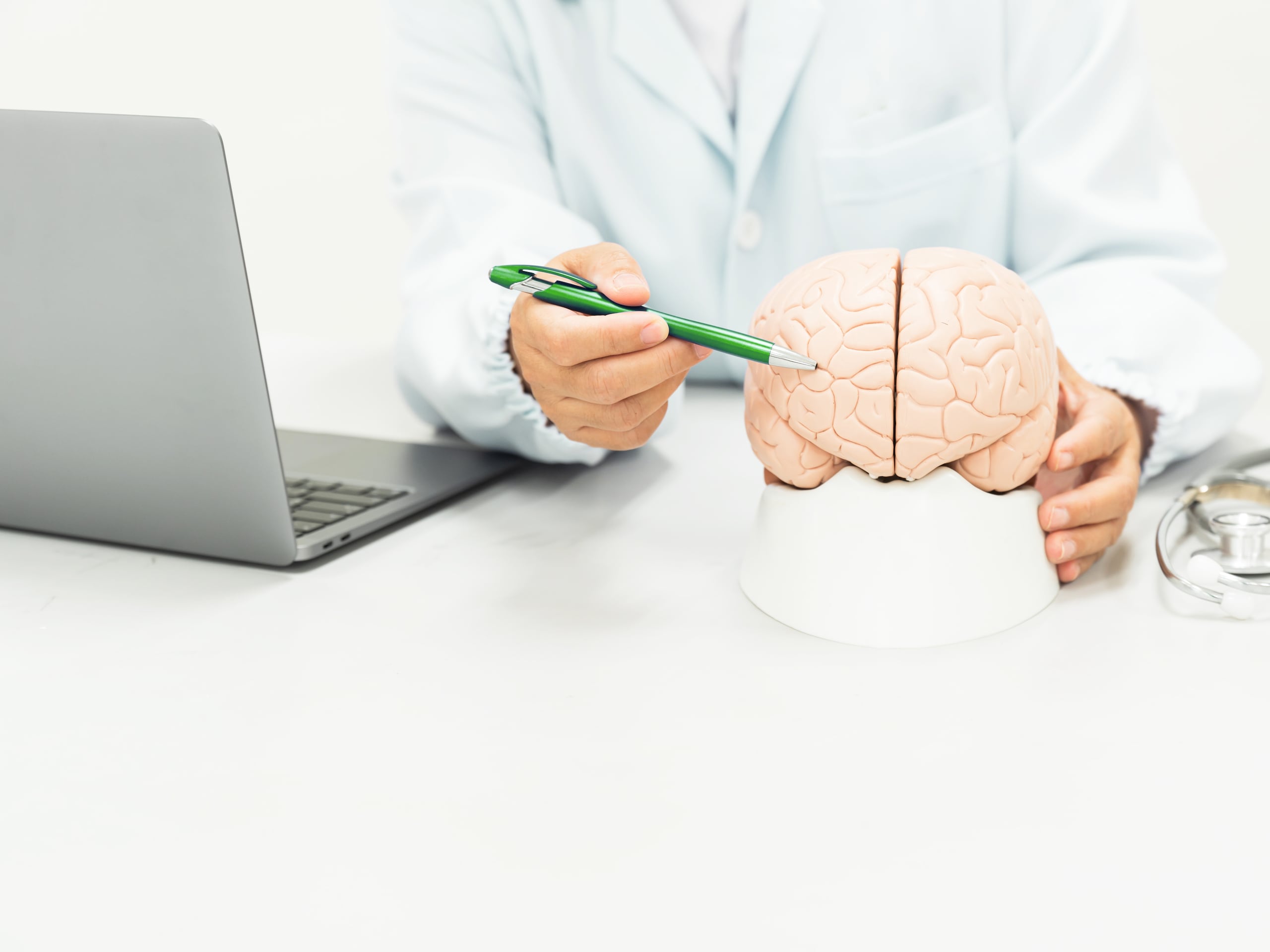 La detección temprana de las enfermedades neurológiccas permite iniciar tratamientos a tiempo, retrasar el avance de la enfermedad y preservar la funcionalidad del paciente.