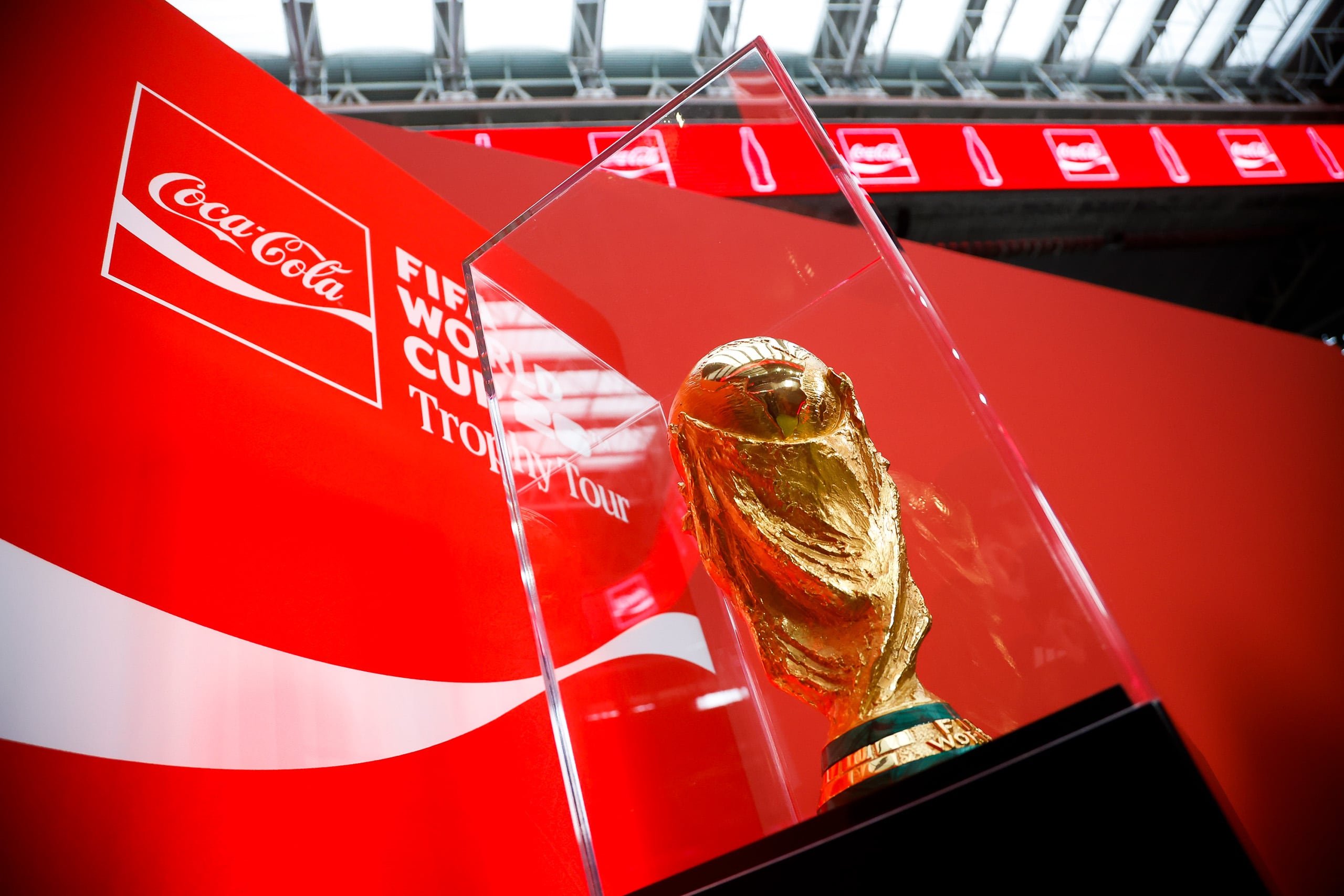 El icónico trofeo de la Copa Mundial realizó este sábado una parada en el Bernabéu como parte de la gira internacional por 30 países que han organizado Coca-Cola y la FIFA como antesala al torneo de este año y que, en la capital española, ha tenido como embajadores a los exfutbolistas Aitor Karanka y Roberto Carlos. EFE/David Fernández