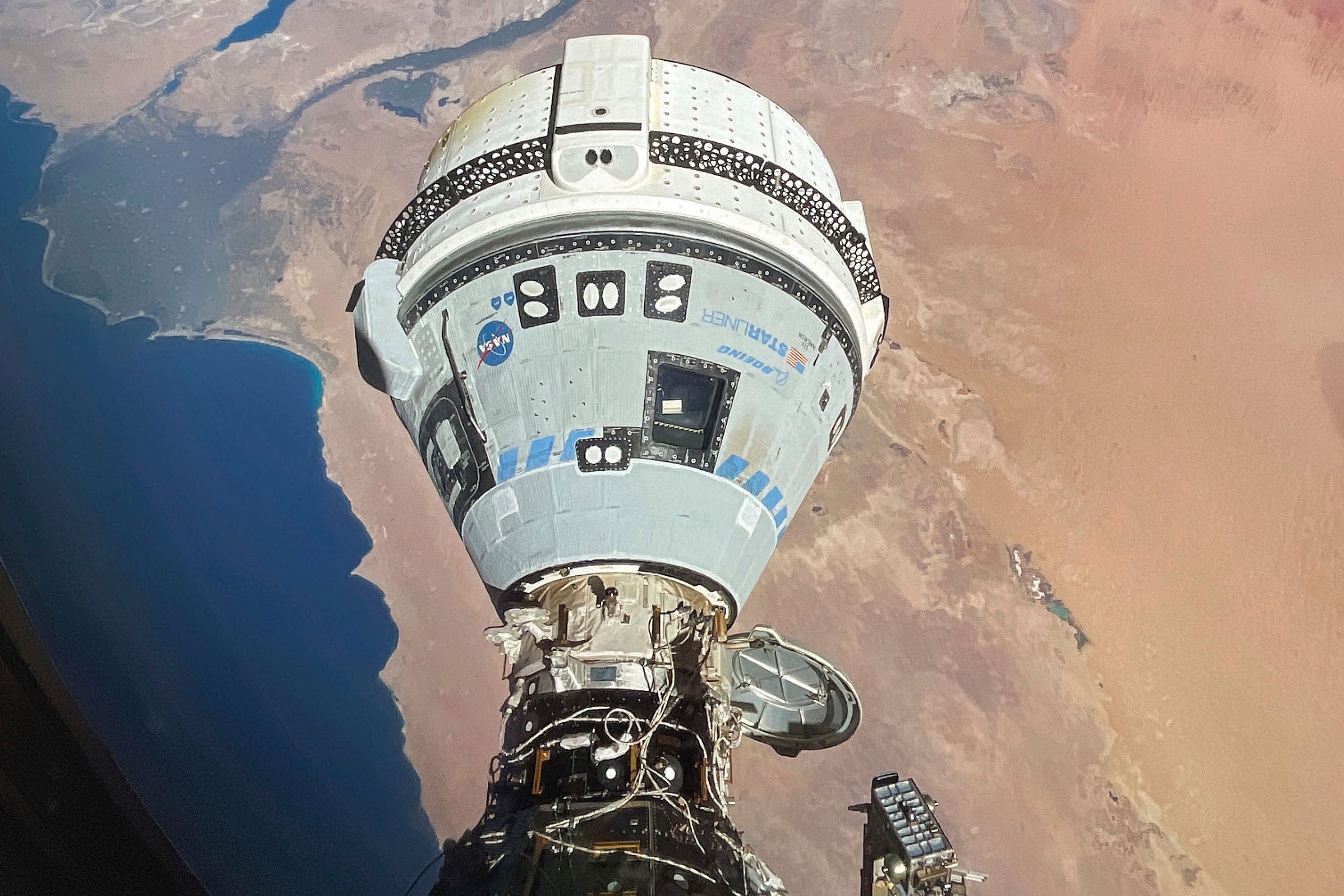 La nave espacial Starliner acoplada al módulo Harmony de la Estación Espacial Internacional, en órbita a 421 kilómetros (262 millas) sobre la costa mediterránea de Egipto, el 13 de junio de 2024. (NASA vía AP/Archivo)