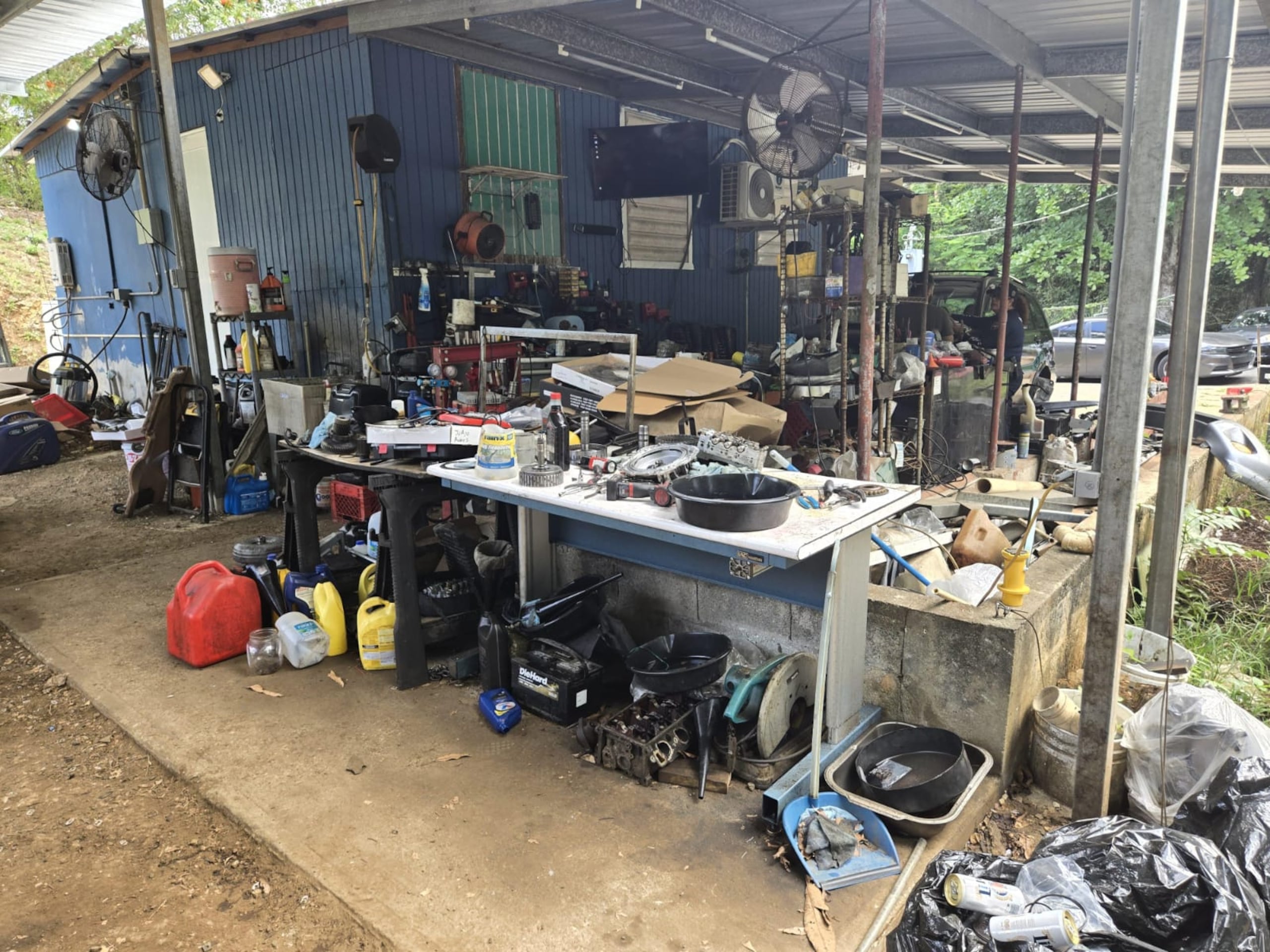 División de Vehículos Hurtados y la Junta de Calidad Ambiental (JCA), intervinieron en talleres y depósitos de chatarra que operaban de manera clandestina en los municipios de Arecibo, Florida y Barceloneta.