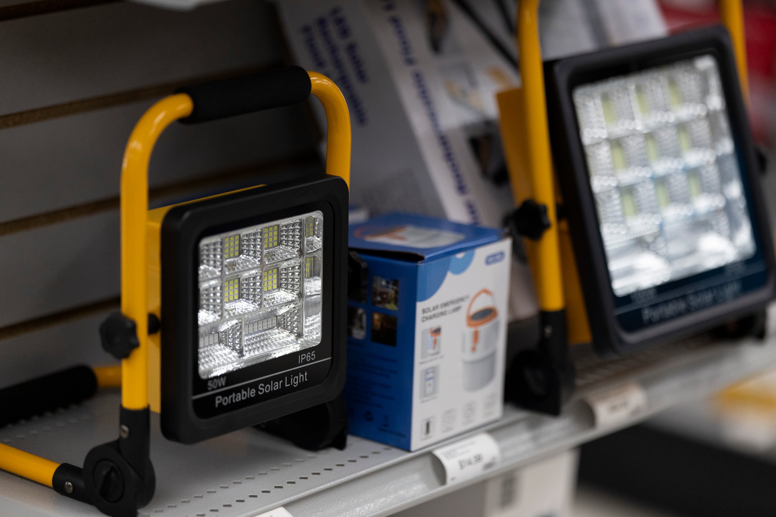 Las lámparas solares son algunos de los artículos que no tienen IVU durante este venta.