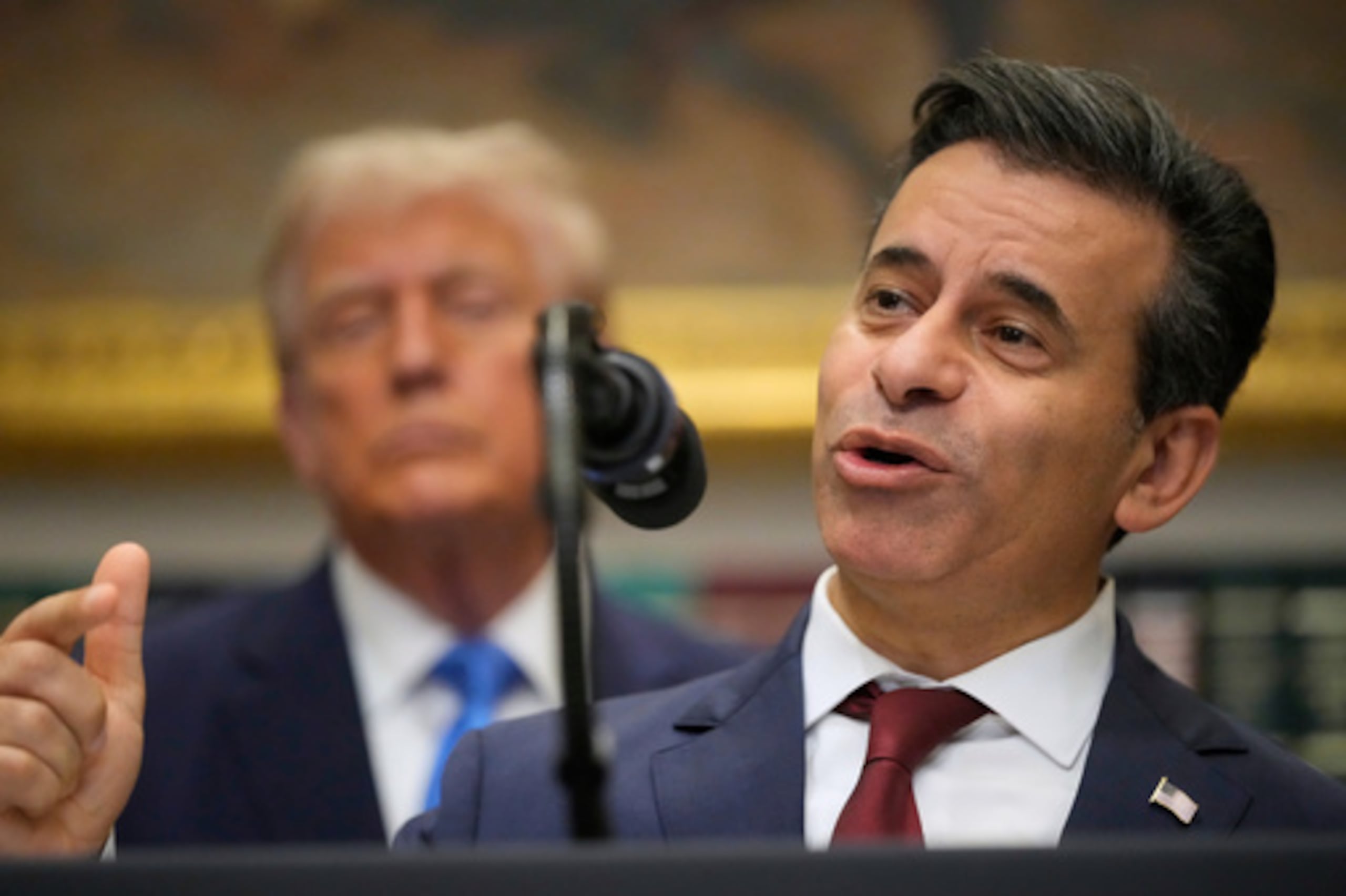 ARCHIVO - El presidente Donald Trump escucha mientras el doctor Marty Makary, comisionado de la Administración de Alimentos y Medicamentos, habla en la Sala Roosevelt de la Casa Blanca, el lunes 22 de septiembre de 2025, en Washington. (AP Photo/Mark Schiefelbein, archivo)