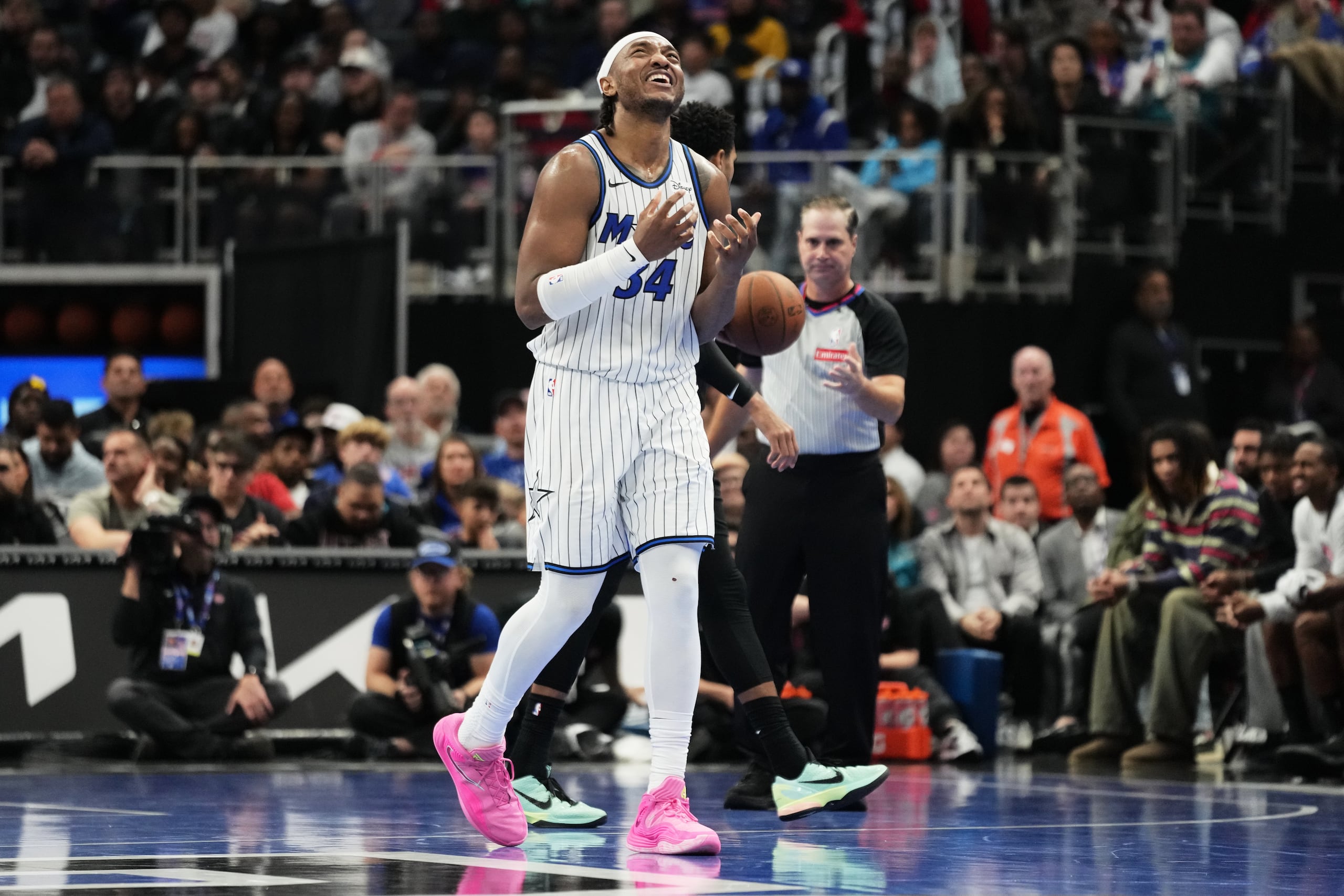 Wendell Carter Jr., del Magic de Orlando, sonríe durante el encuentro de la Copa NBA ante los Pistons de Detroit, el viernes 28 de noviembre de 2025 (AP Foto/Ryan Sun)
