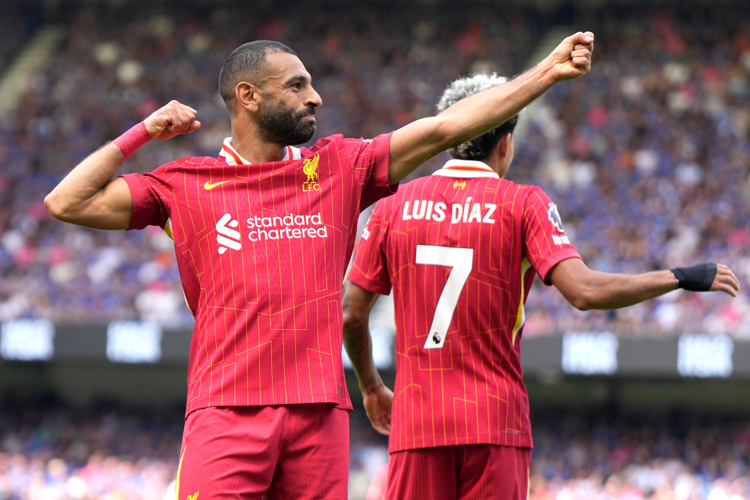 Mohamed Salah, del Liverpool, celebra tras anotar el segundo gol de su equipo en el el primer encuentro de la temporada de la Liga Premier ante Ipswich.