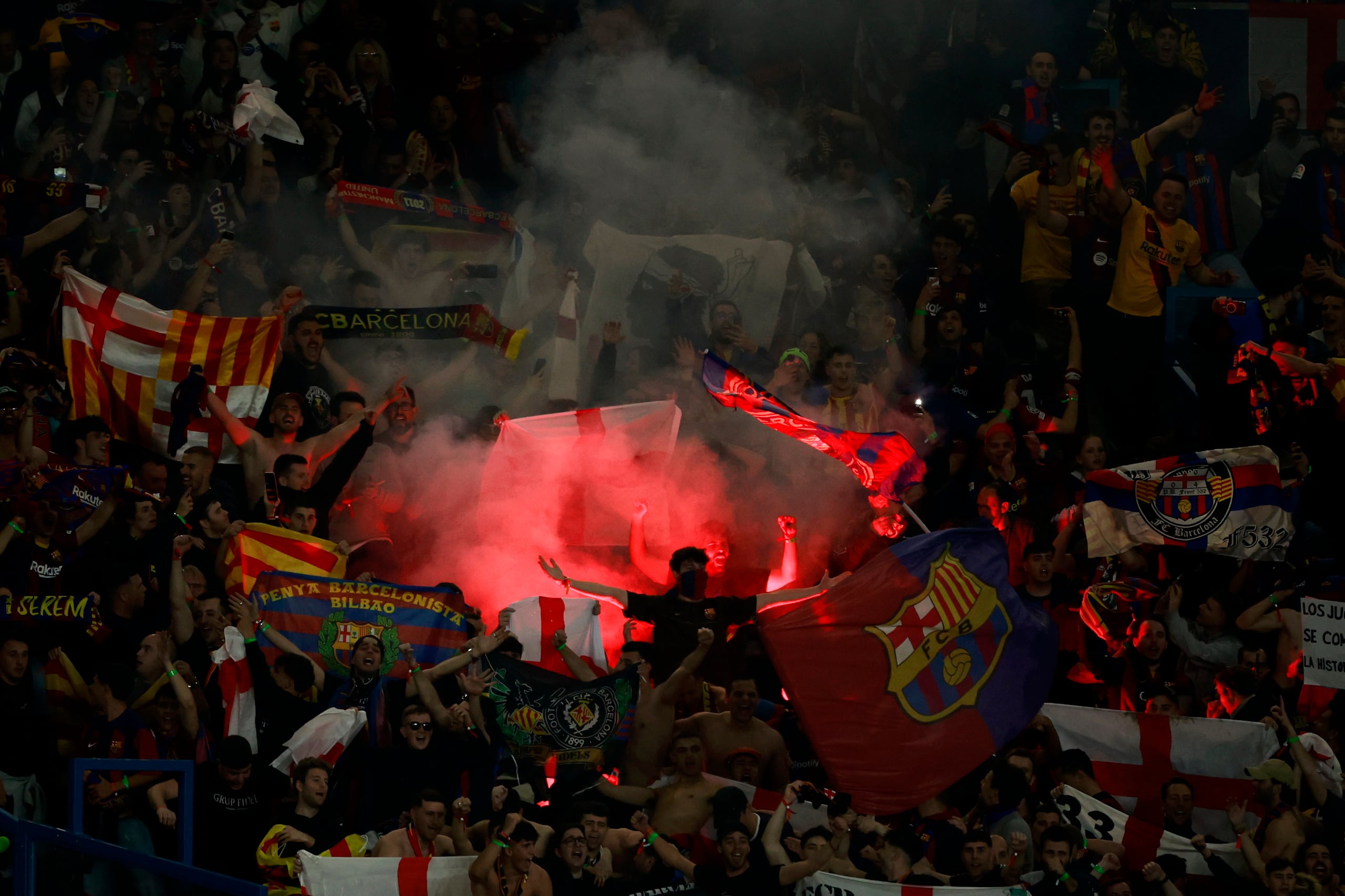 Seguidores del Barcelona celebran al final del encuentro de ida de los cuartos de final de la Liga de Campeones.