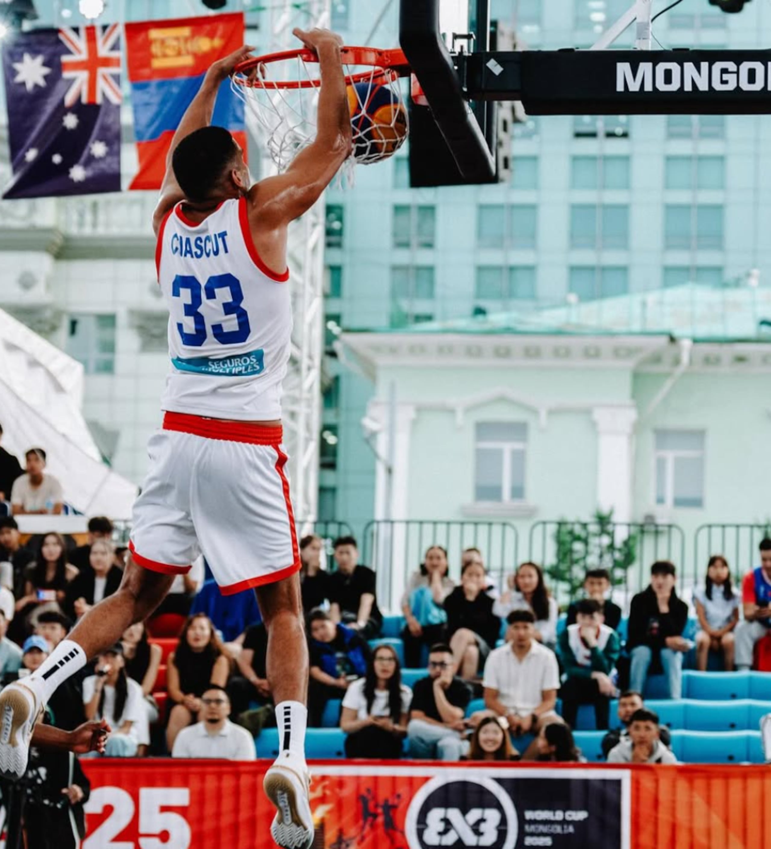 Luis Cuascut durante un canasto en el Mundial.