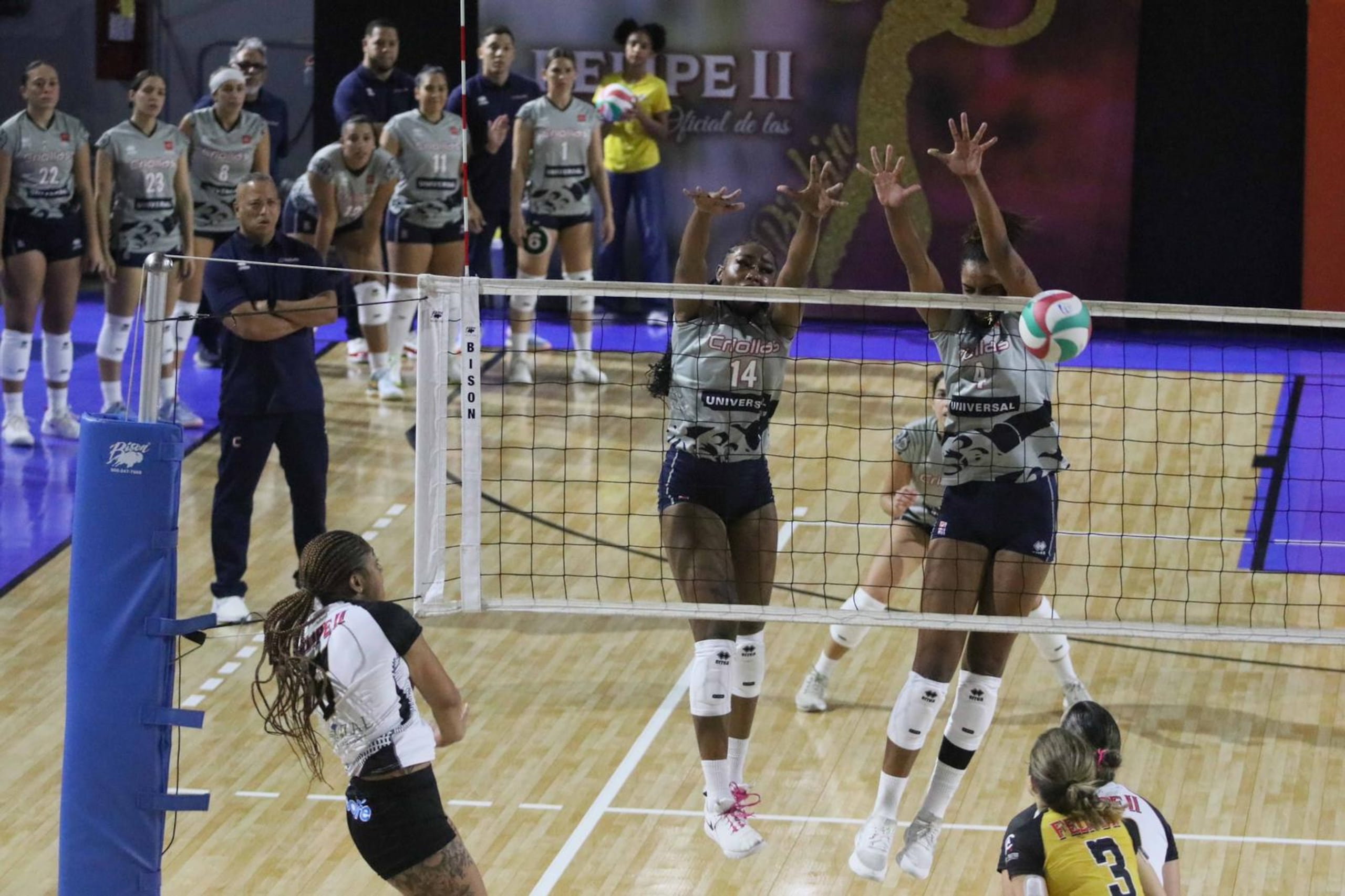 Caguas aplica un doble bloqueo en el partido del sábado ante las Mets.