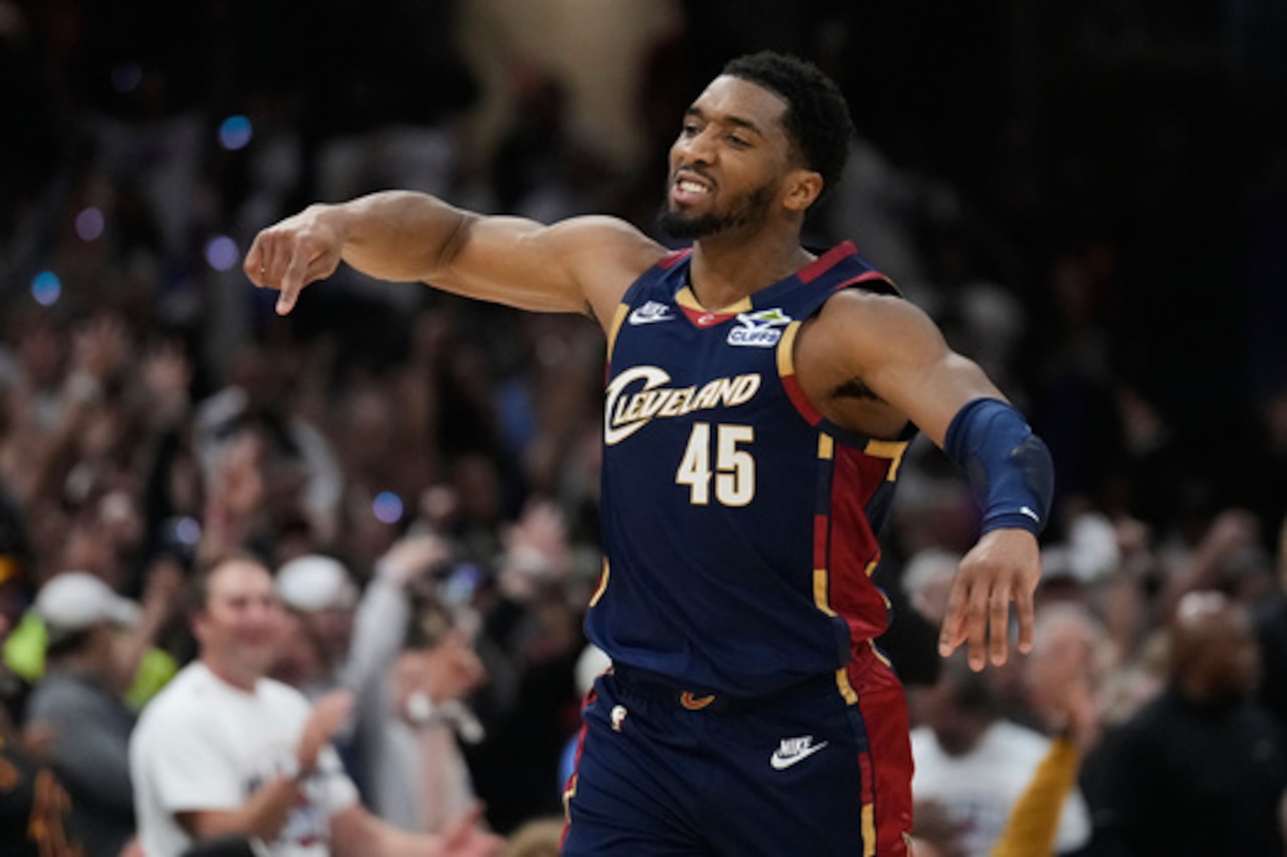 Donovan Mitchell (45), de los Cavaliers, gesticula tras encestar una canasta de tres puntos en la segunda mitad del cuarto partido de la segunda ronda de los playoffs de baloncesto de la NBA contra los Detroit Pistons, el lunes 11 de mayo de 2026, en Cleveland. (AP Photo/Sue Ogrocki)