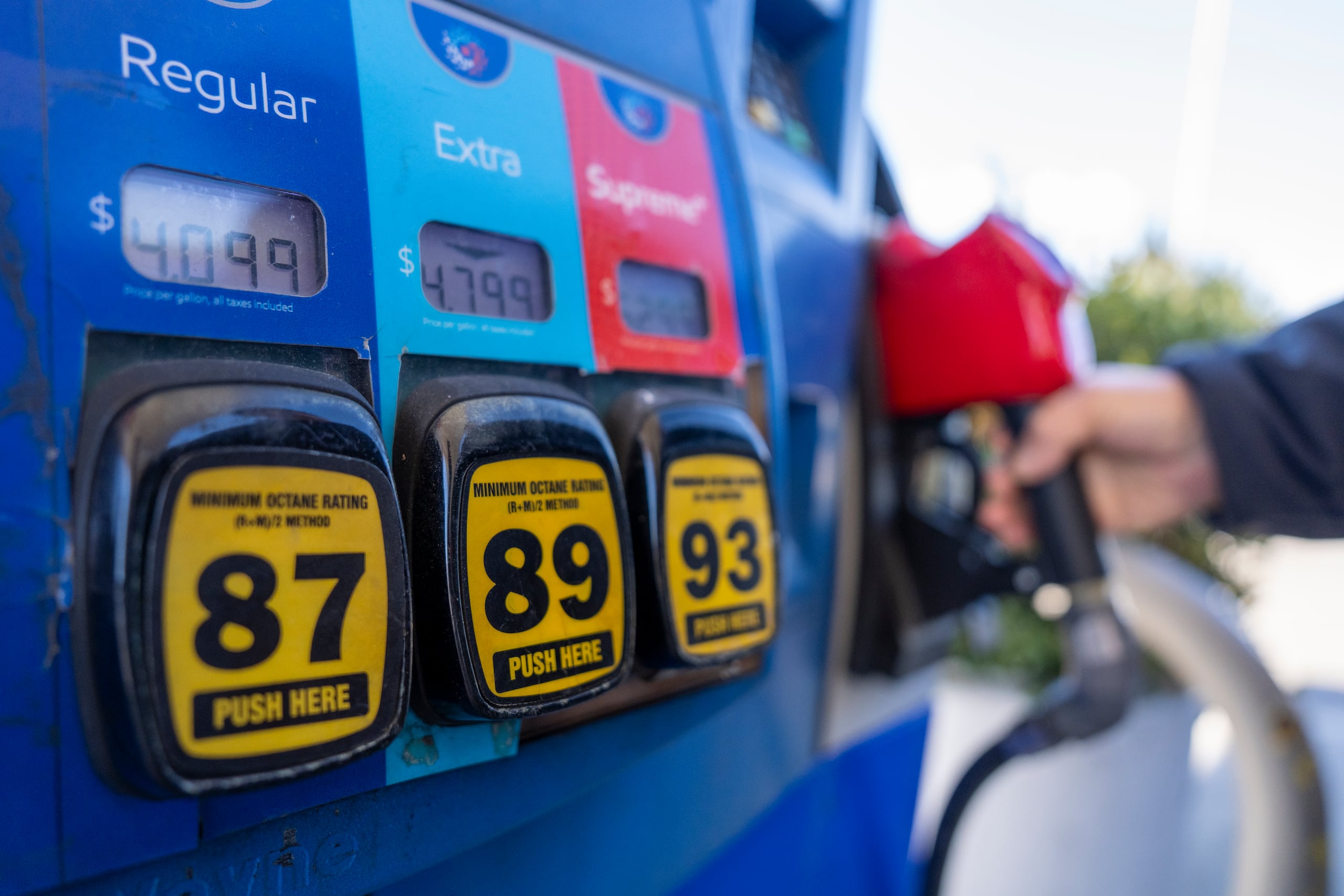 Fotografía de archivo que muestra precios en una estación de gasolina en Nueva York (Estados Unidos). EFE/ Ángel Colmenares