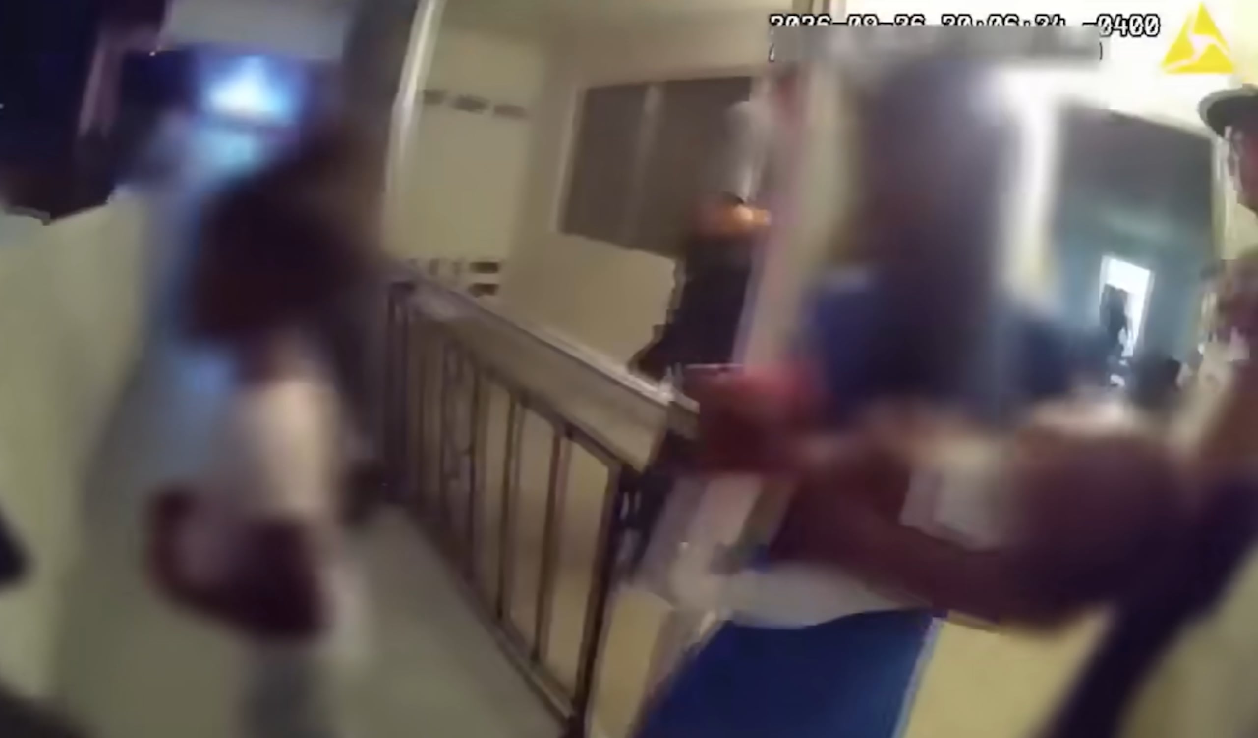 Un video grabado por la cámara policial registró a los agentes ingresando a la residencia, donde encontraron a los hijos de la mujer.