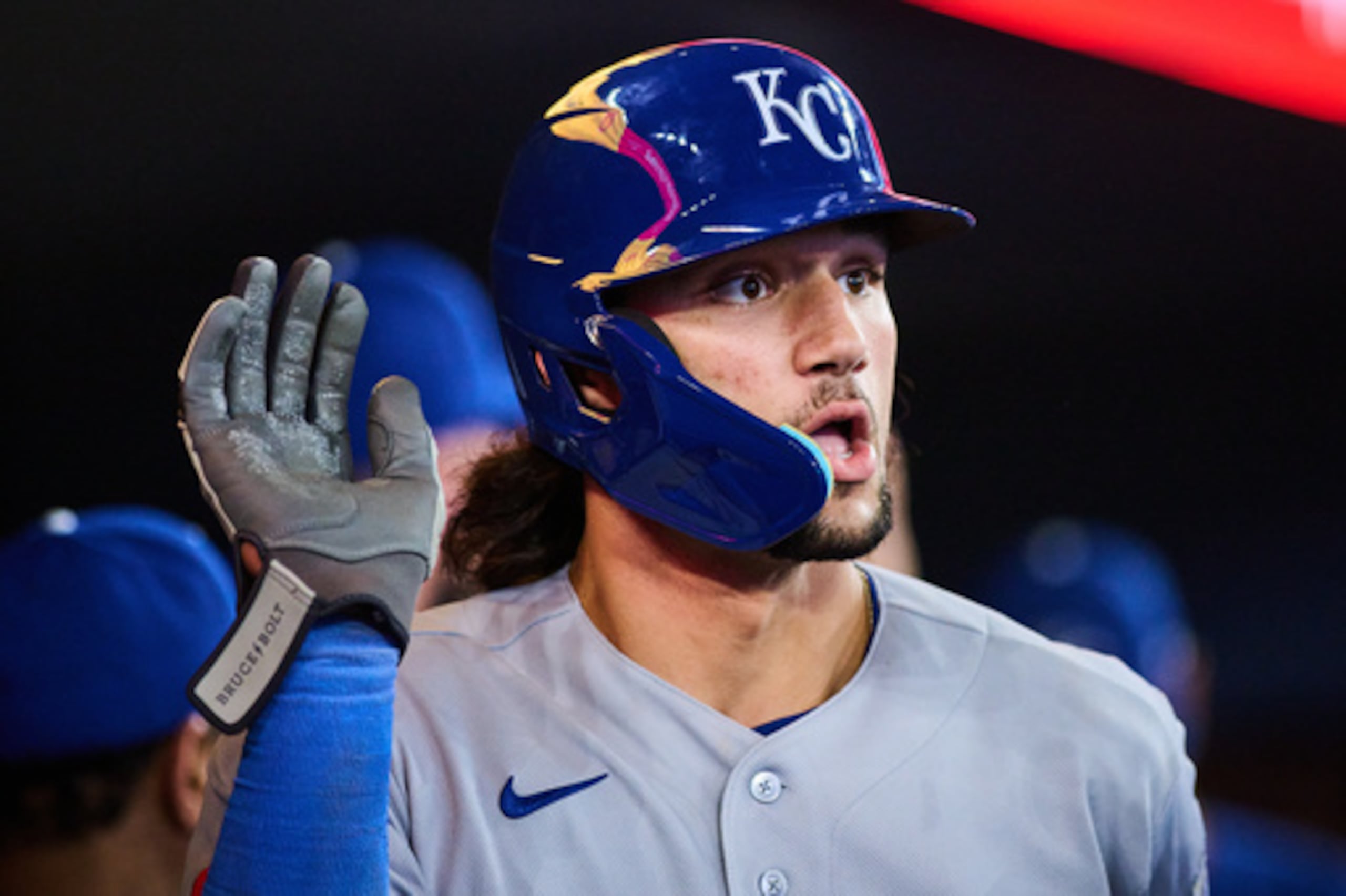 Jac Caglianone, de los Reales de Kansas City, celebra tras batear un jonrón de dos carreras frente a los Azulejos de Toronto, el jueves 27 de agosto de 2026 (Sammy Kogan/The Canadian Press vía AP)