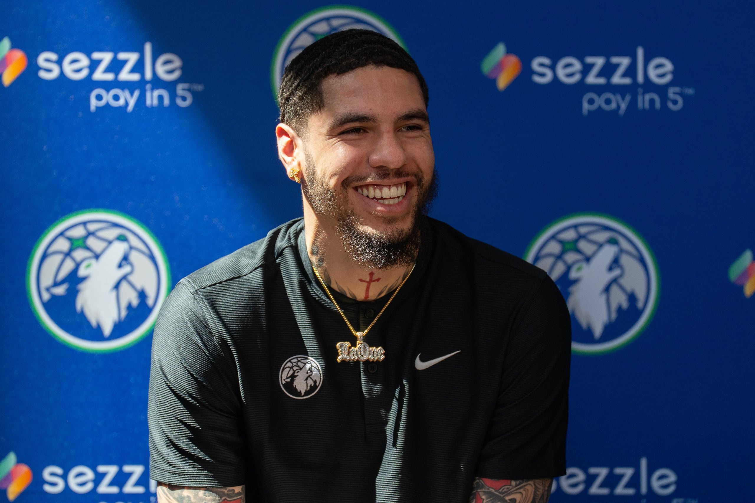 El nuevo armador de los Timberwolves de Minnesota, LaMelo Ball, se ríe durante una conferencia de prensa de presentación en el Target Center en Minneapolis.
