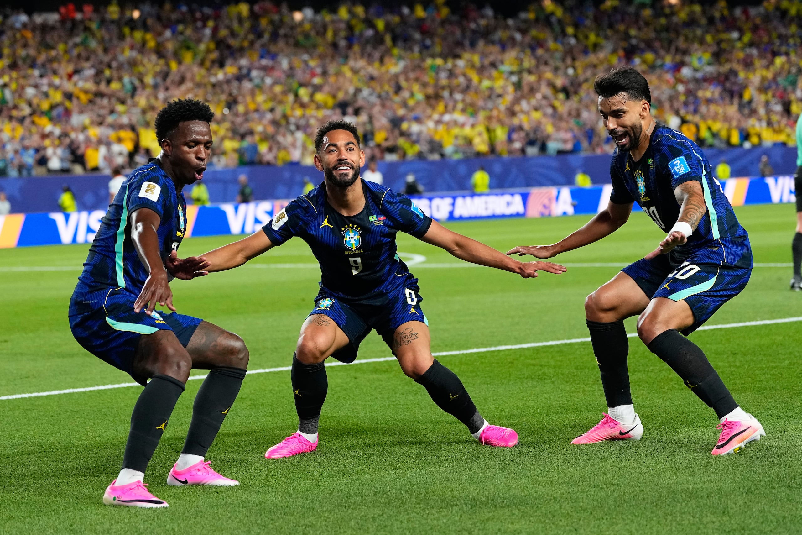 Matheus Cunha celebra junto a sus compañeros Vinicius Júnior y Lucas Paquetá tras marcar un gol ante Haití.