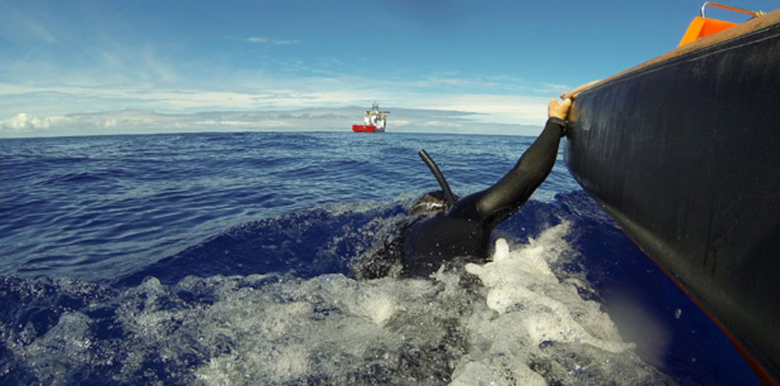 El submarinista de la Marina australiana, Michael Arnold, revisa una zona en busca de los restos del avión de Malaysia Airlines desaparecido cerca de Perth, Australia. Los equipos de rescate buscan hoy nuevas señales que pudieran ser de una caja negra antes de desplegar el sumergible no tripulado en el Océano Índico. (EFE)