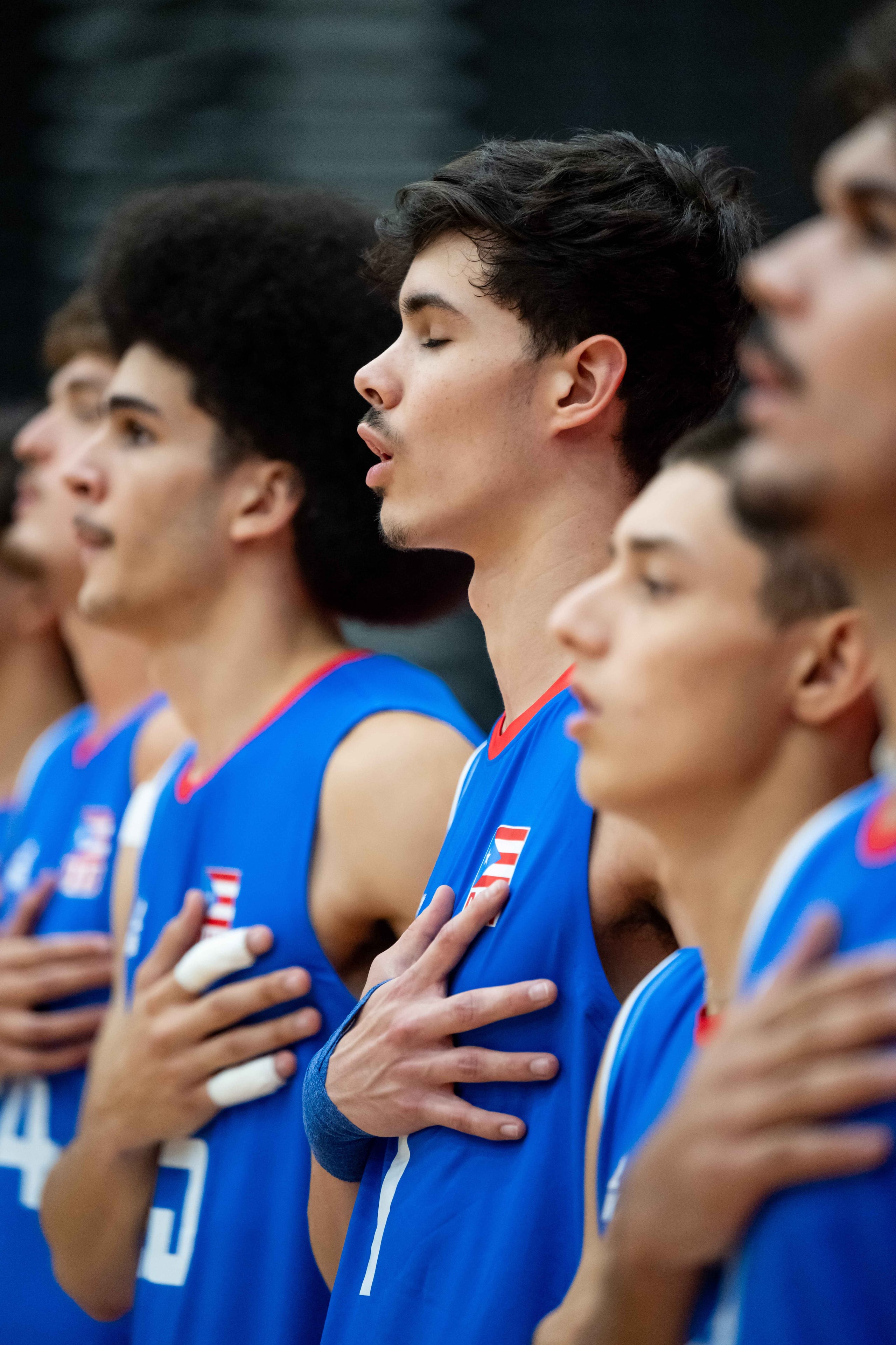 La Selección Nacional Sub-21 boricua escucha el himno nacional previo a su juego ante Canadá.