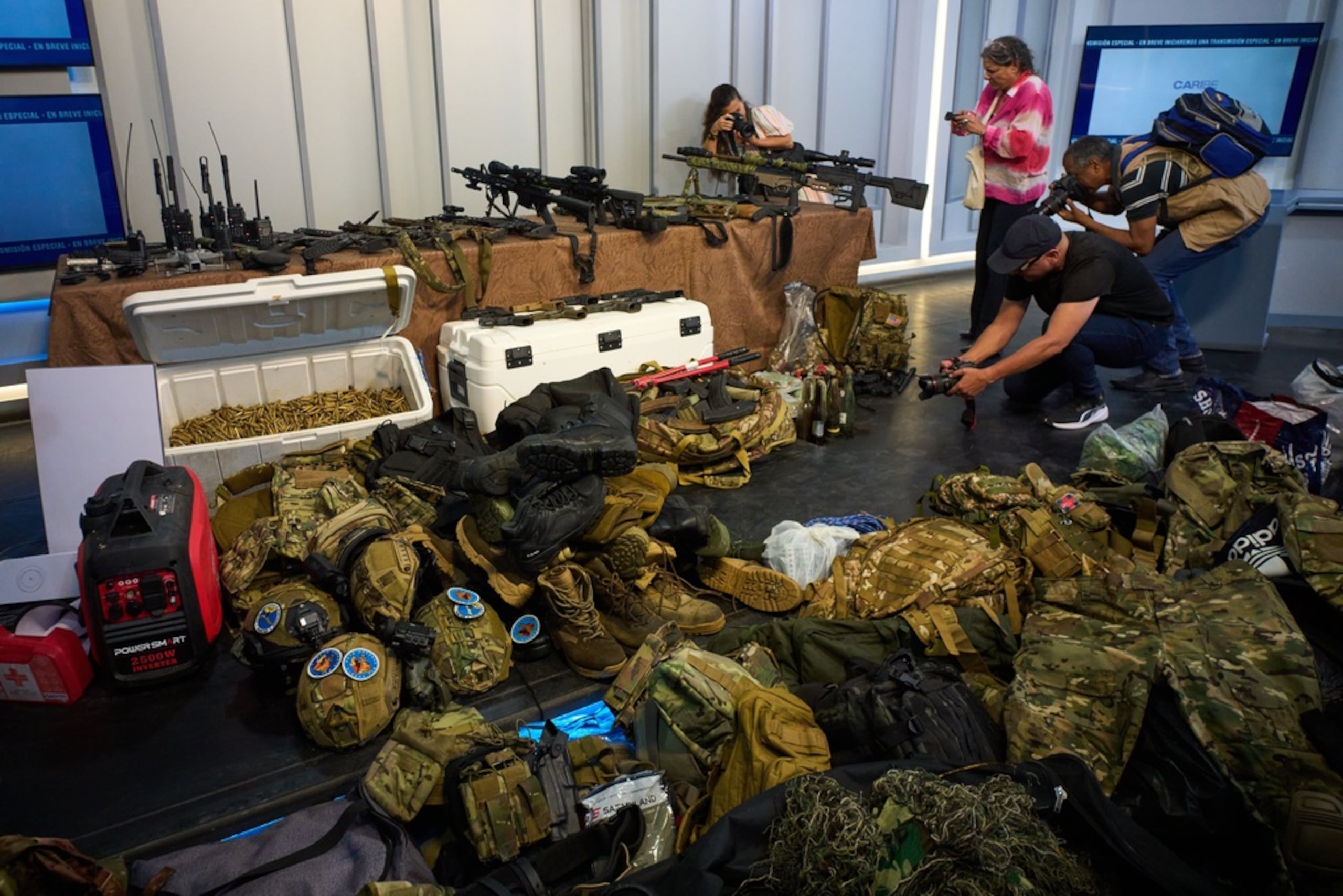 Armas que, según las autoridades cubanas, fueron recuperadas de una lancha rápida en aguas de Cuba tras un enfrentamiento que dejó cuatro muertos se exhiben durante una presentación para medios, el 27 de febrero de 2026, en La Habana.