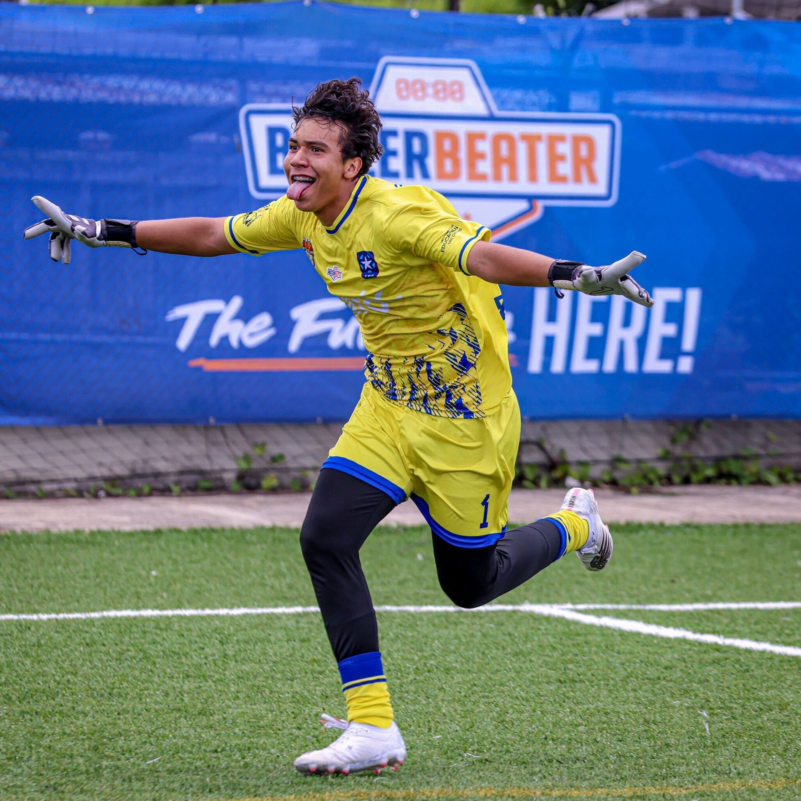Joksan Rosario celebra el triunfo de Ecedao de Salinas sobre B-You Academy de Caguas en un duelo reñido 3-3 (11-10).