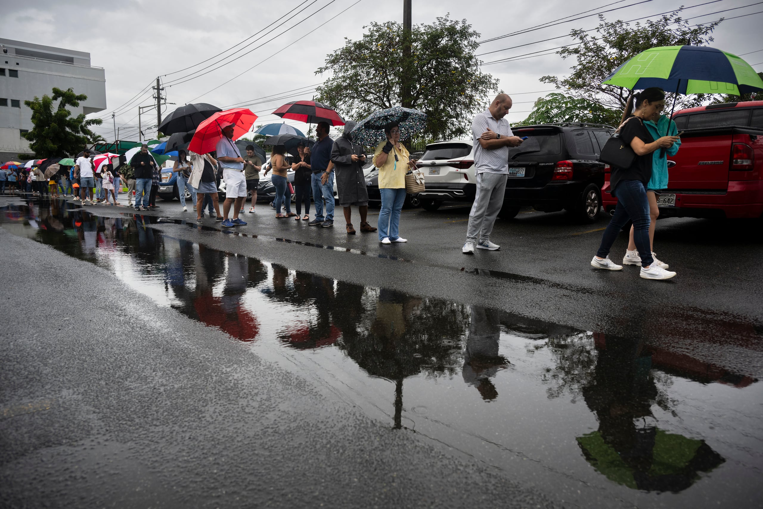 "Tuvimos una situación que no pudimos resolver en el momento”, explicó el coordinador de colegio Fernando Ferré, mencionando desde problemas con los maletines hasta “ciertos issues acá adentro… es un proceso en el que tienes que hacer mucho trabajo clerical antes de comenzar”.
